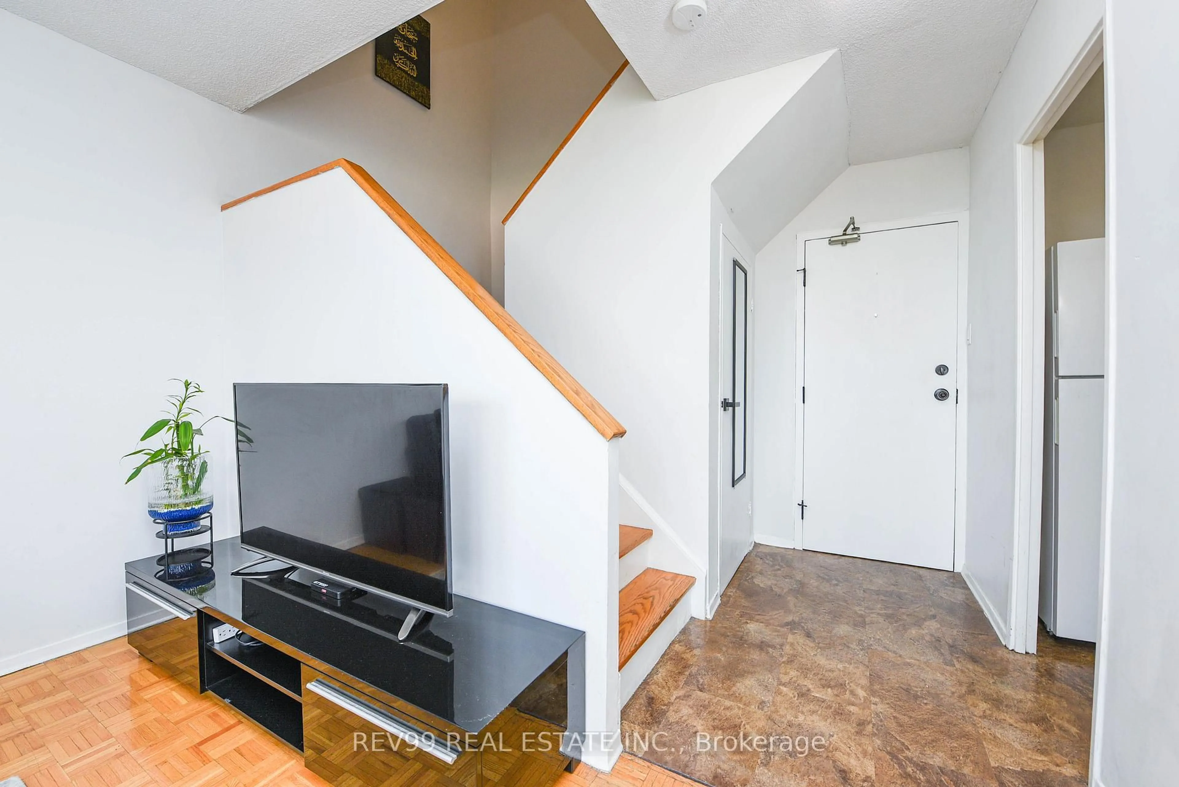 Indoor entryway for 2121 Roche Crt #504, Mississauga Ontario L5K 2C7