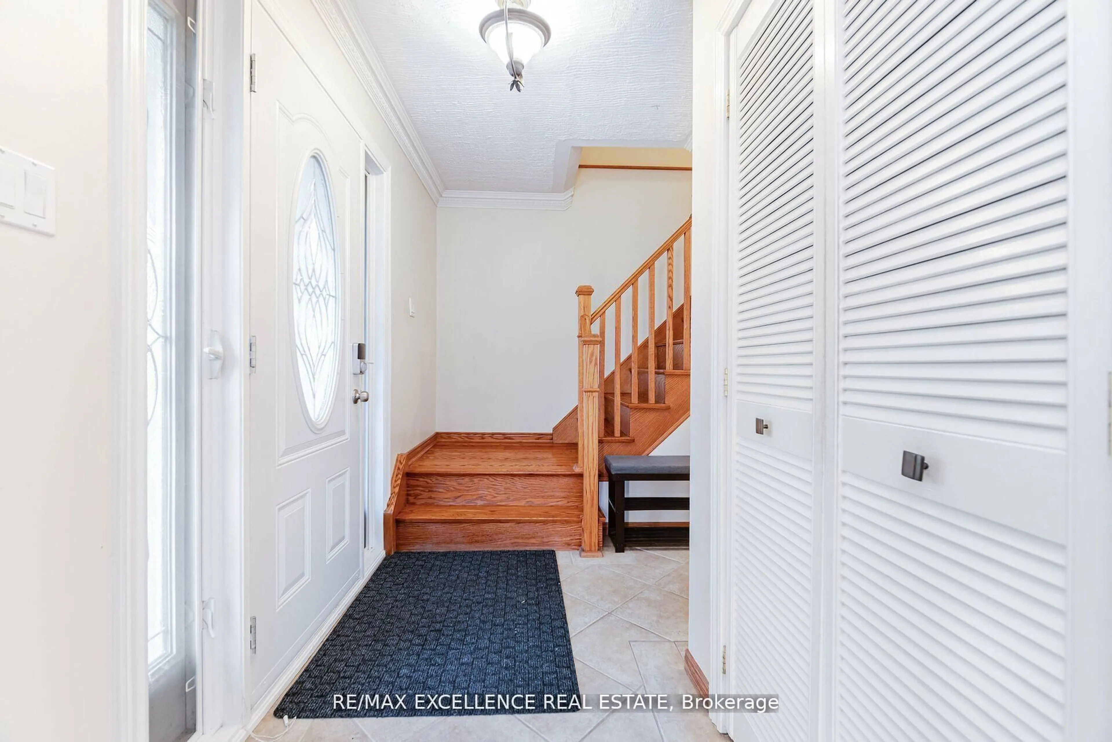 Indoor entryway for 11 Crawley Dr, Brampton Ontario L6T 2R6