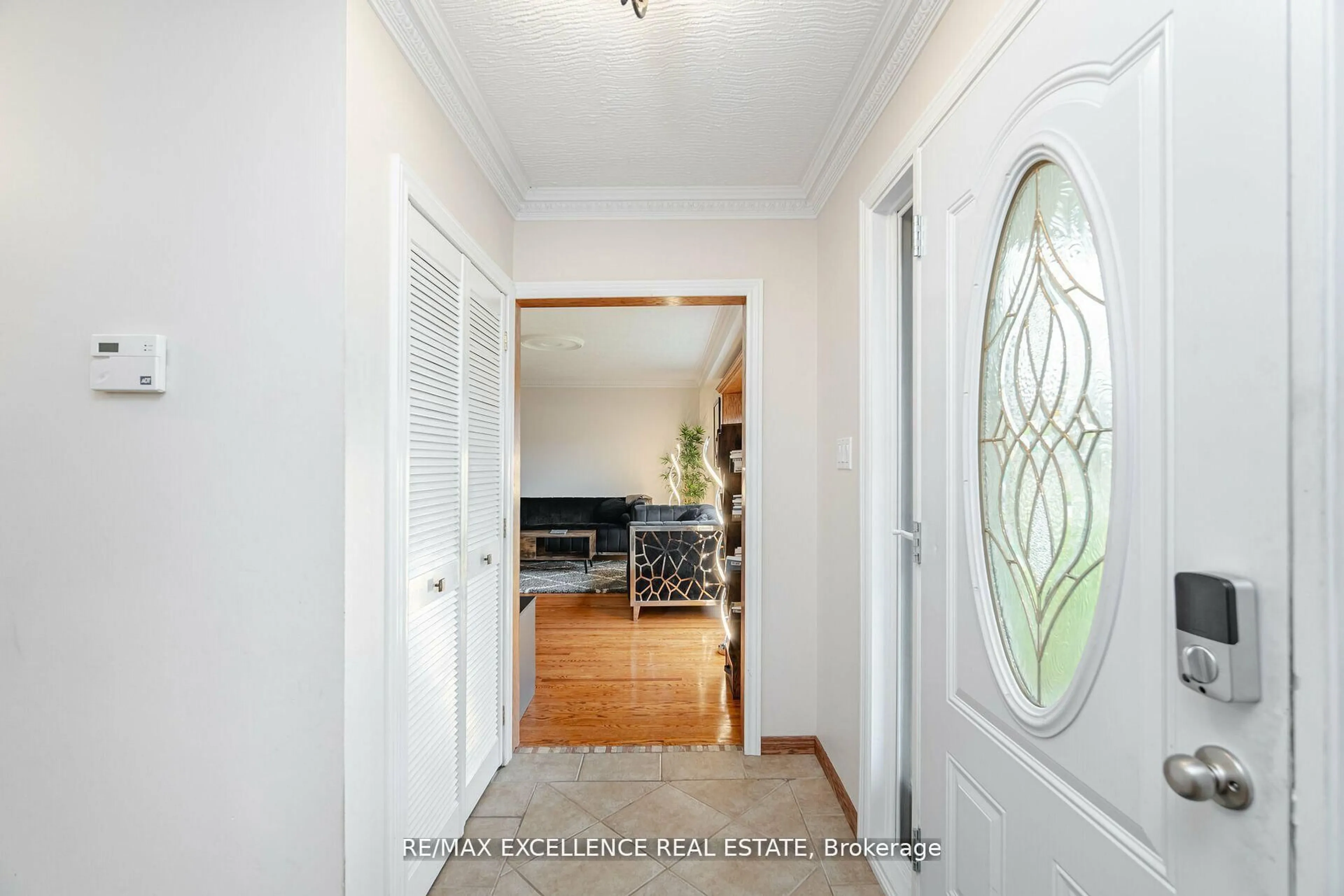 Indoor foyer for 11 Crawley Dr, Brampton Ontario L6T 2R6