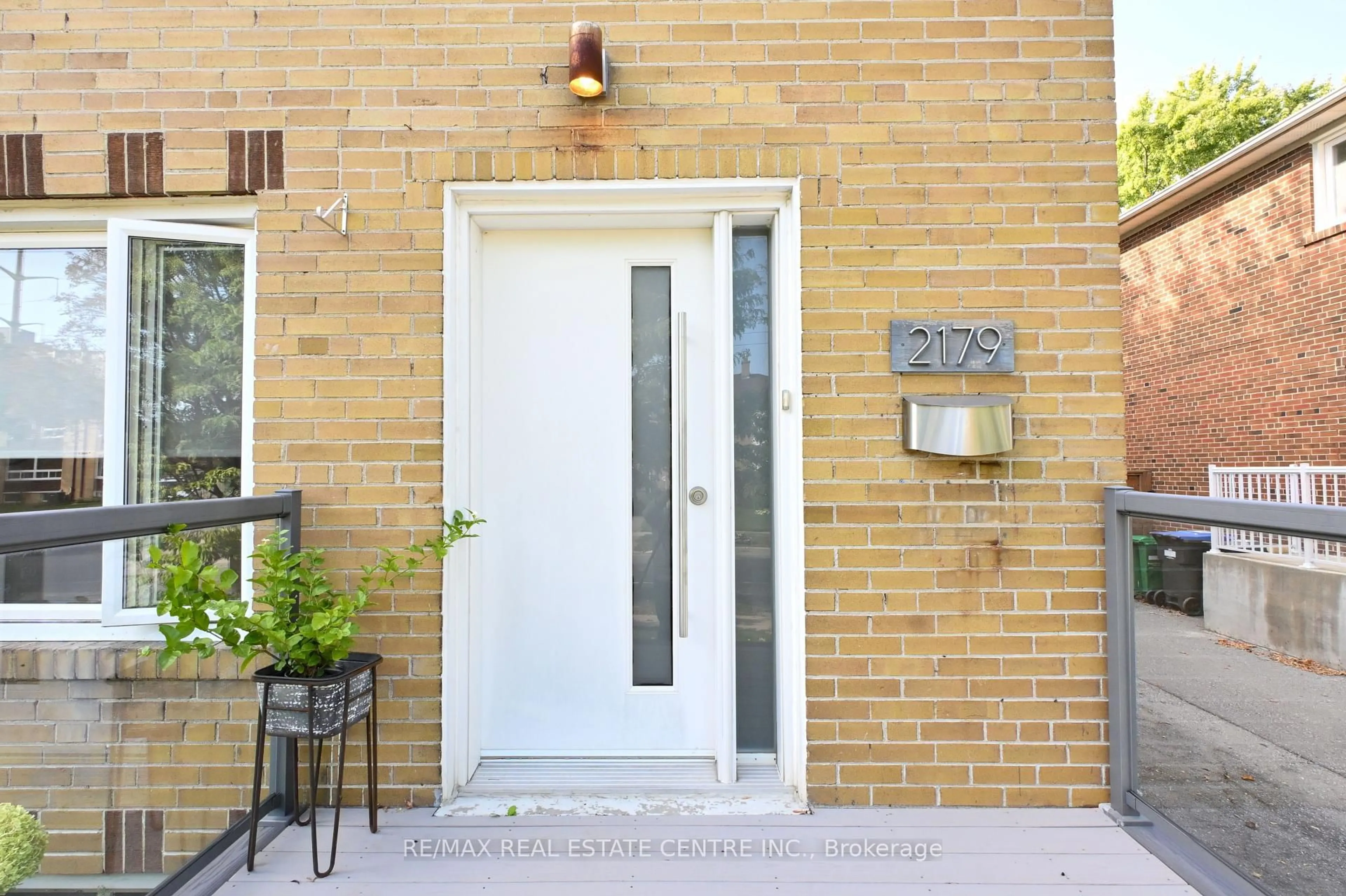 Indoor entryway for 2179 Wiseman Crt, Mississauga Ontario L5J 1P3