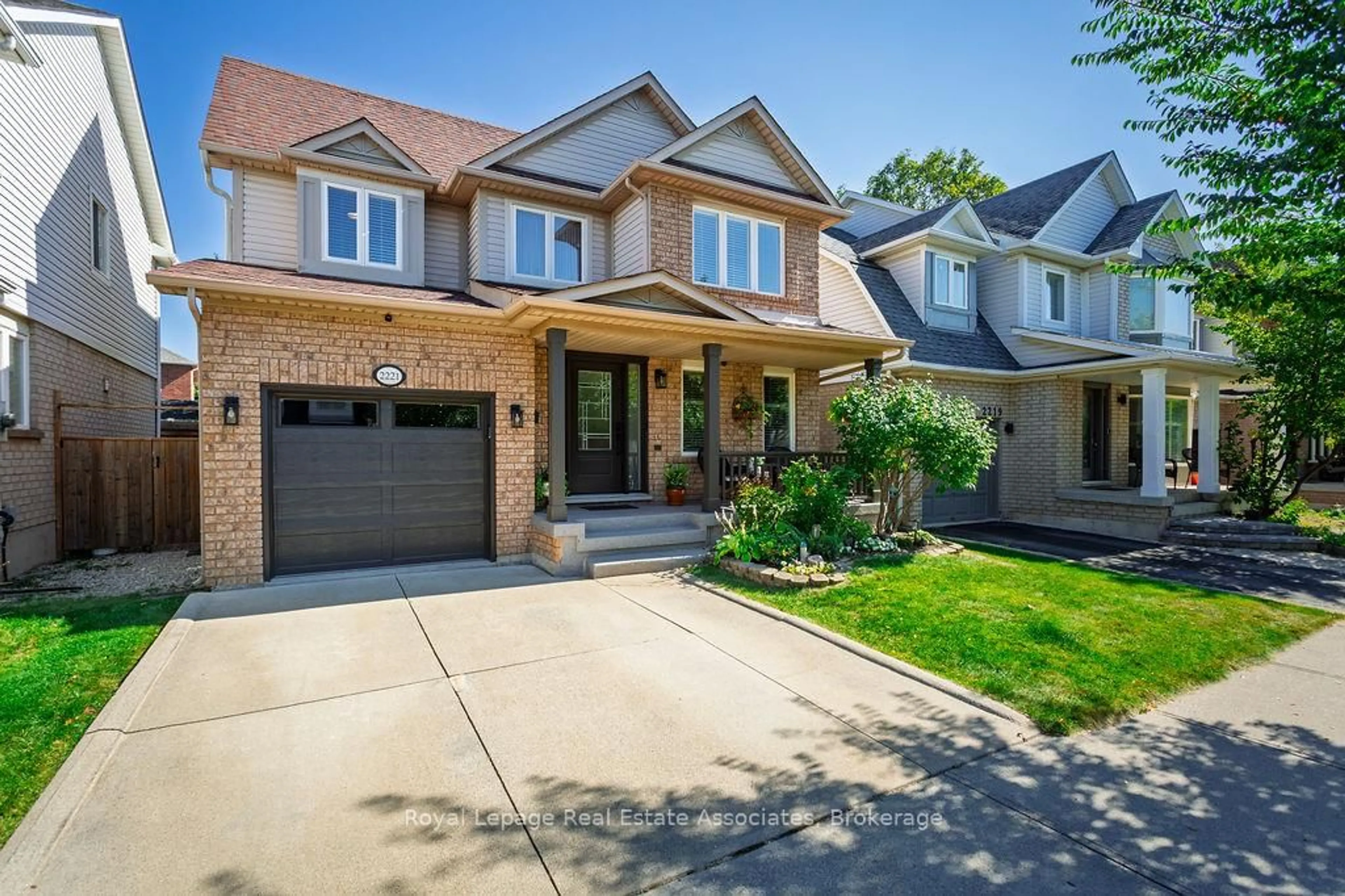 Home with brick exterior material, street for 2221 Bluegrass Lane, Burlington Ontario L7L 6L5