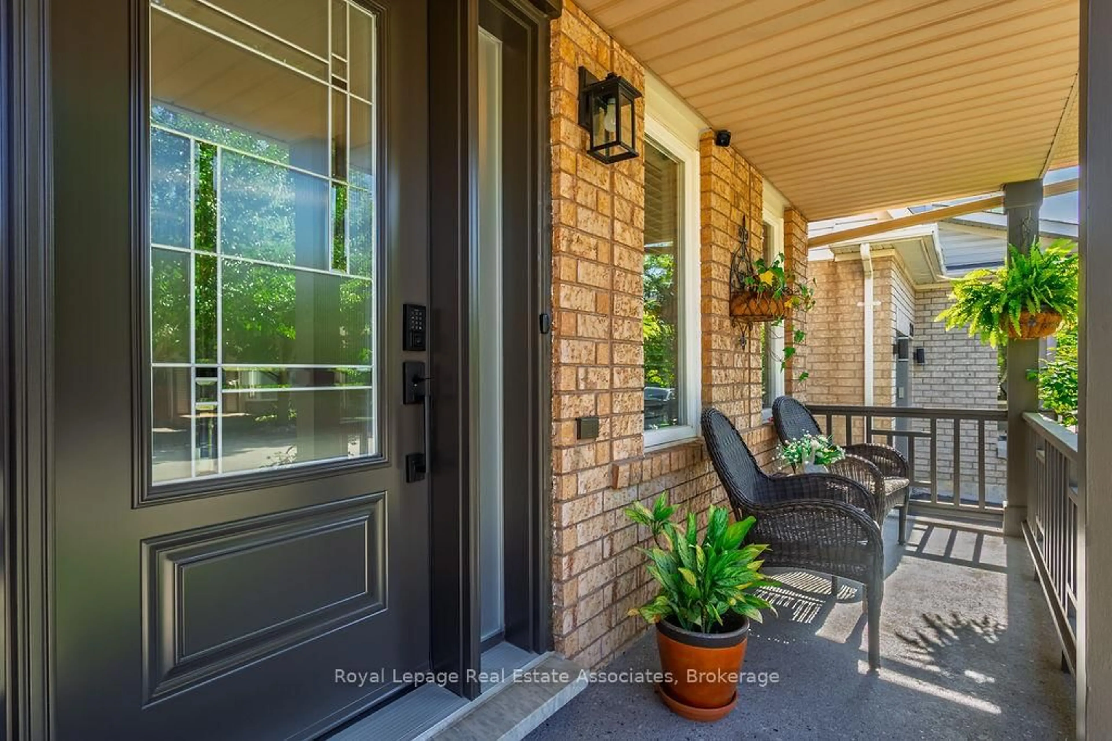 Indoor entryway for 2221 Bluegrass Lane, Burlington Ontario L7L 6L5