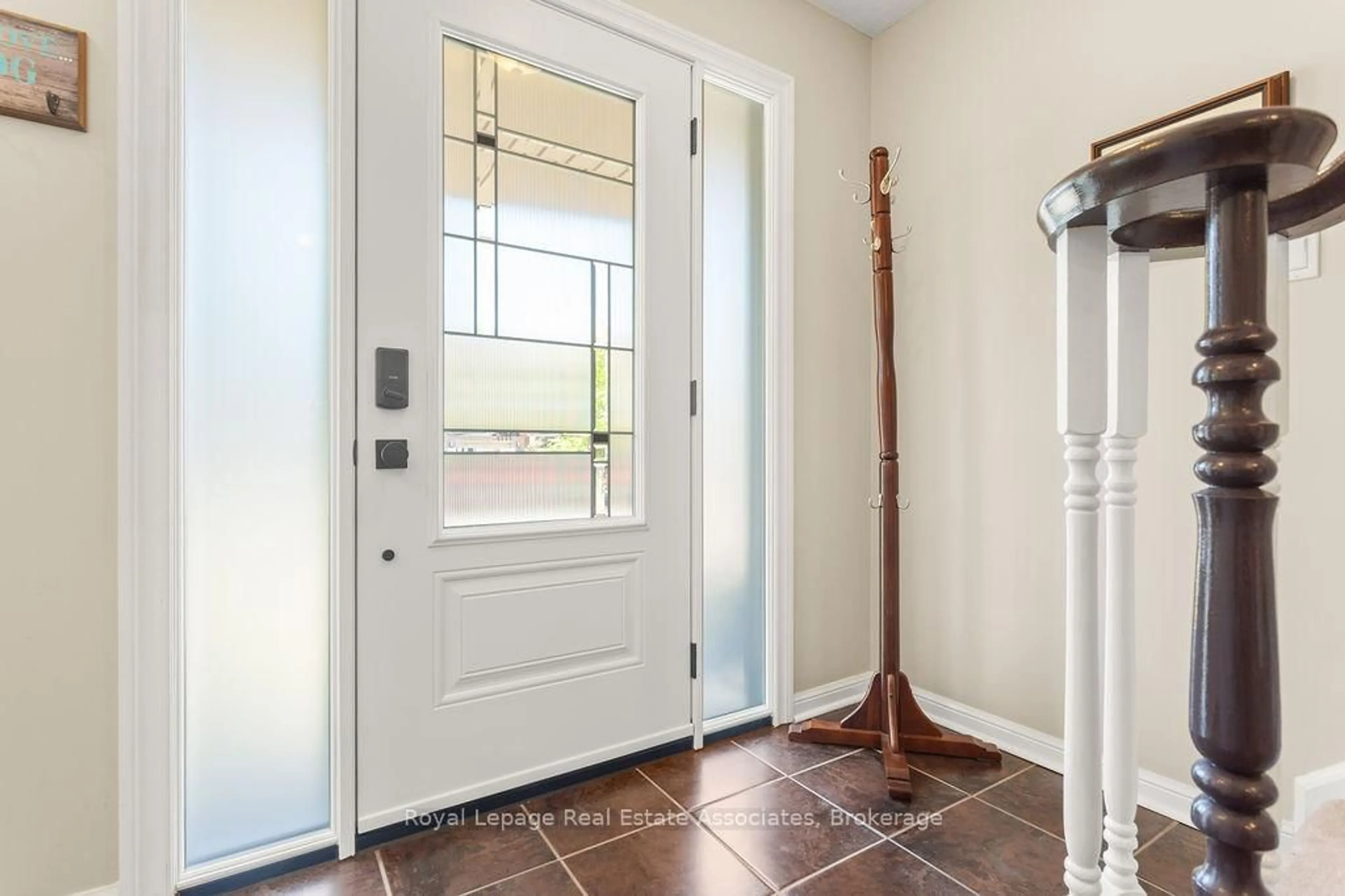 Indoor entryway for 2221 Bluegrass Lane, Burlington Ontario L7L 6L5
