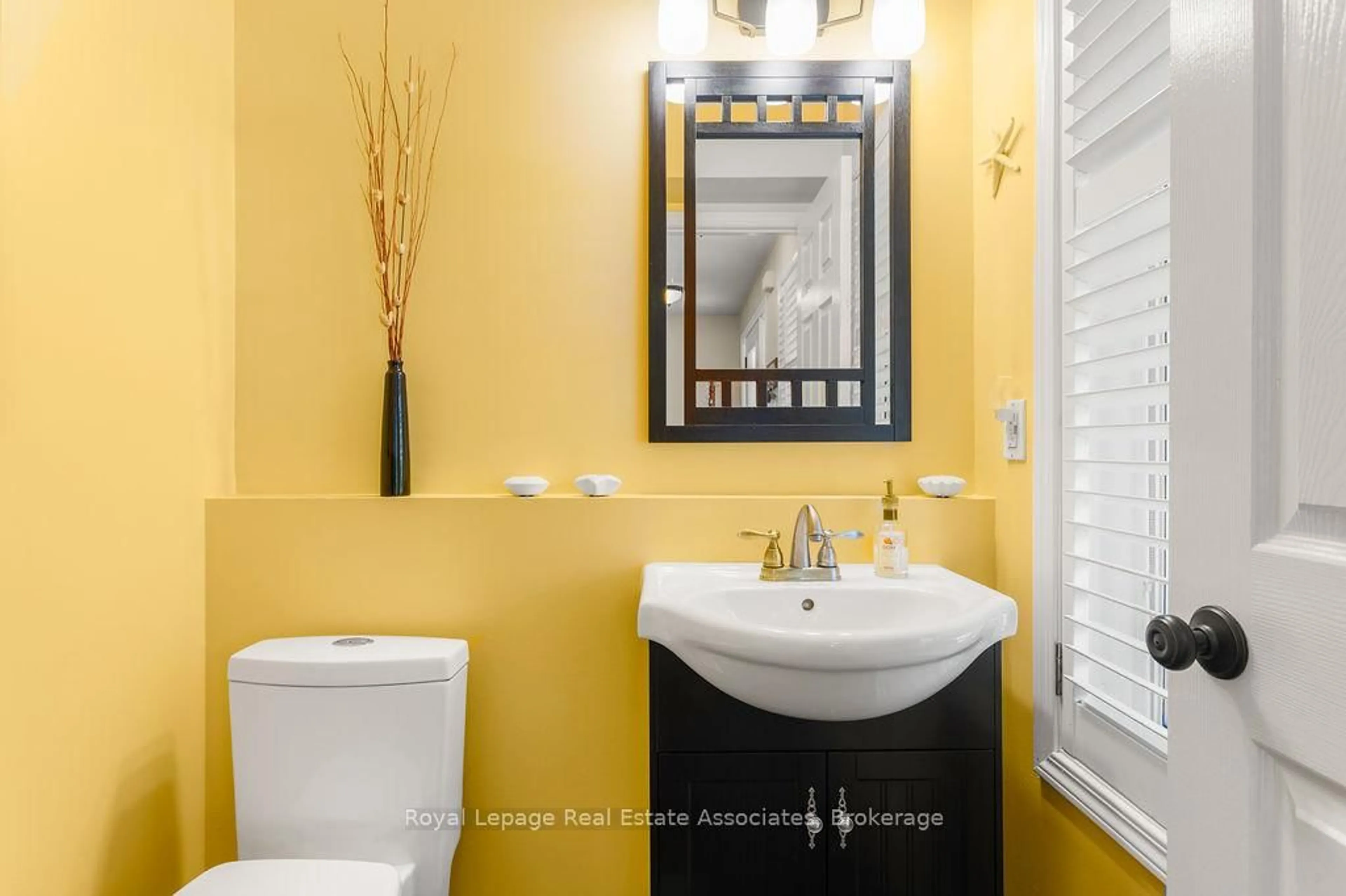Standard bathroom, ceramic/tile floor for 2221 Bluegrass Lane, Burlington Ontario L7L 6L5