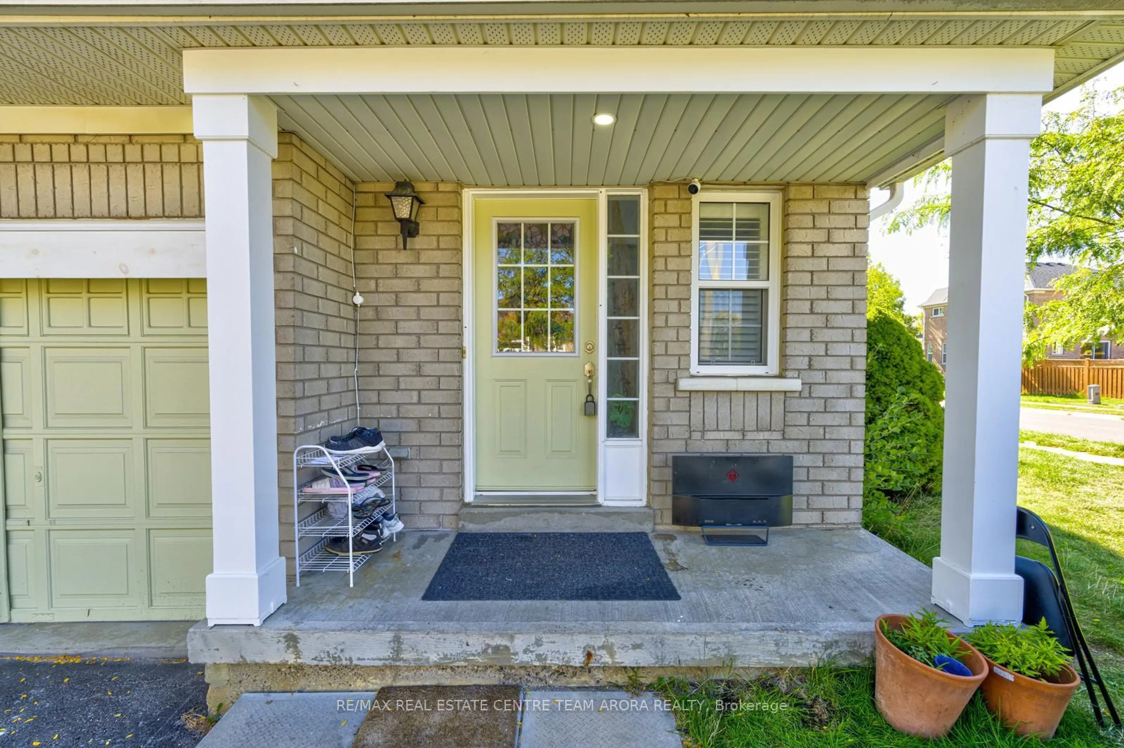 Indoor entryway for 2 Clovercrest Dr, Brampton Ontario L7A 2N4
