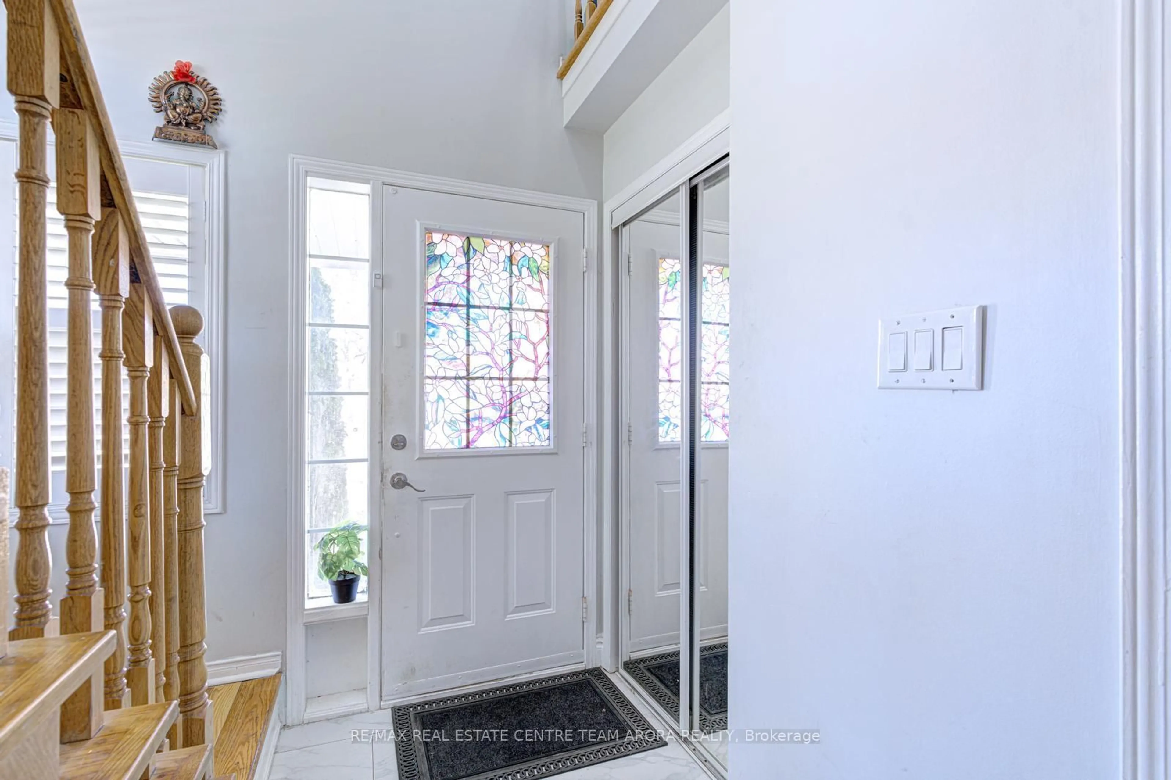 Indoor entryway for 2 Clovercrest Dr, Brampton Ontario L7A 2N4