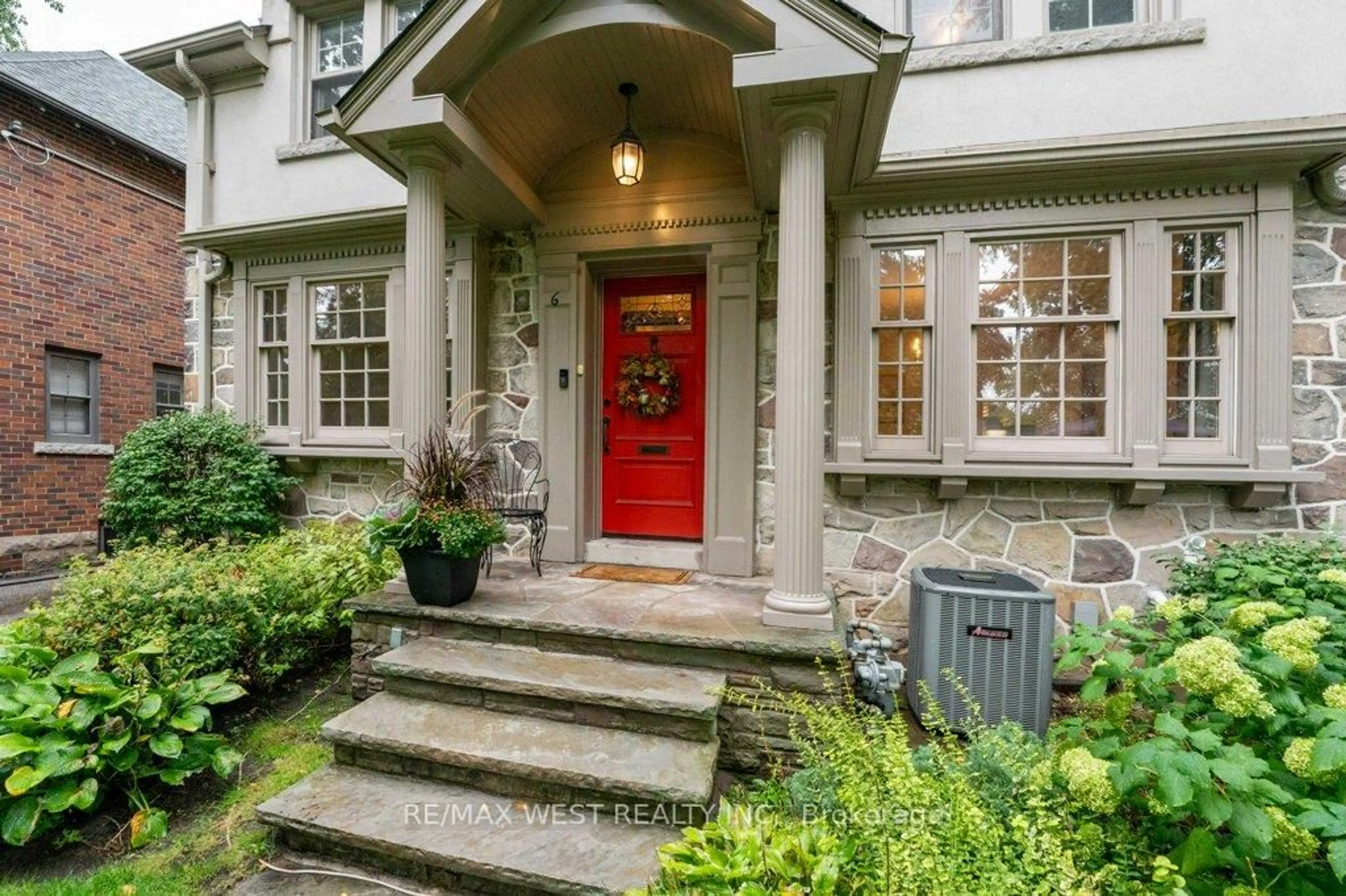 Indoor entryway for 6 Kingsgrove Blvd, Toronto Ontario M8X 1N3