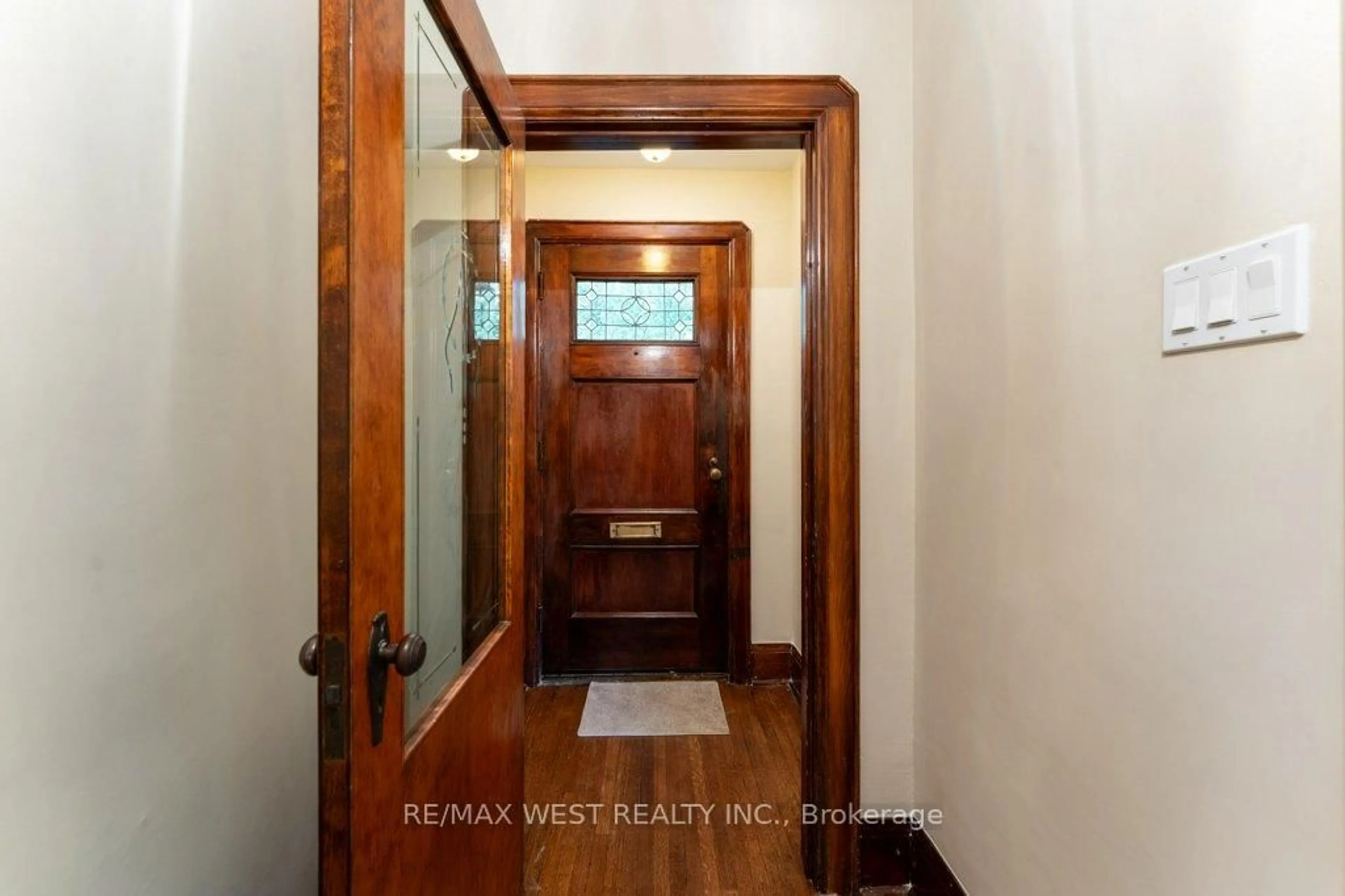 Indoor entryway for 6 Kingsgrove Blvd, Toronto Ontario M8X 1N3