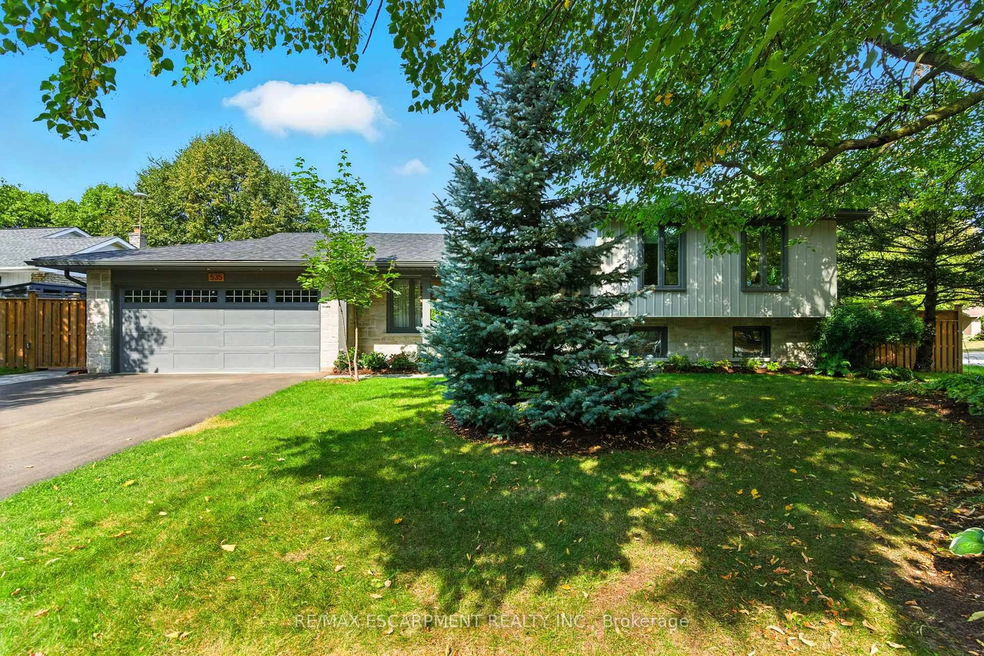 Home with vinyl exterior material, street for 535 Vanguard Cres, Oakville Ontario L6L 5G6