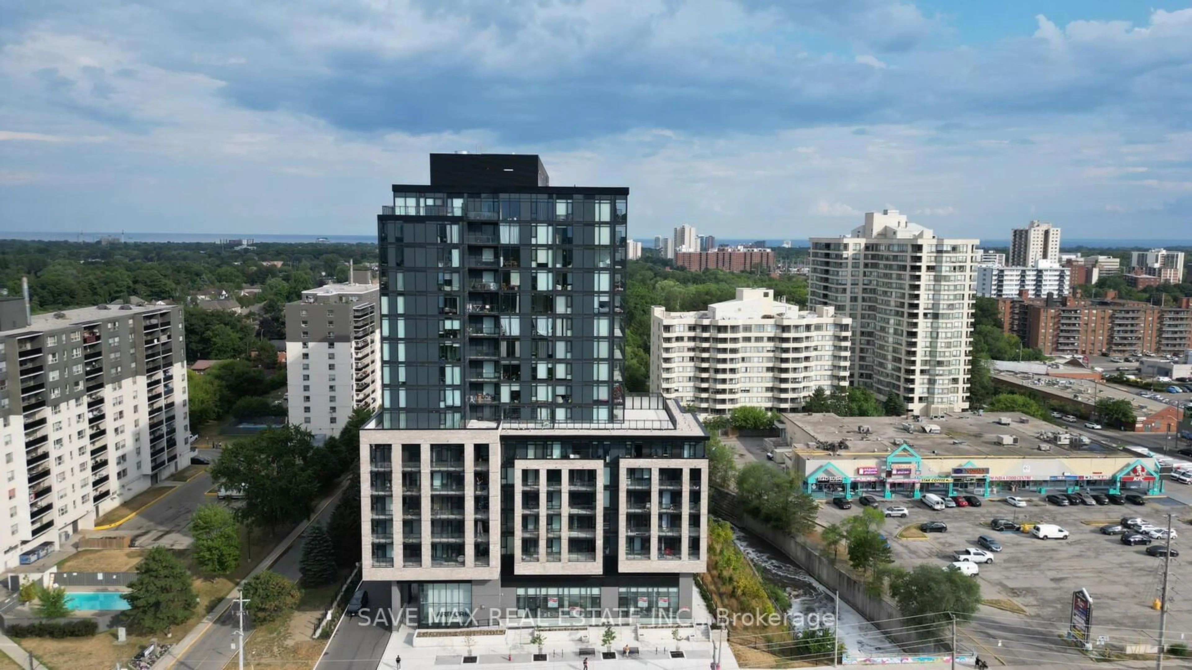 A pic from outside/outdoor area/front of a property/back of a property/a pic from drone, city buildings view from balcony for 86 Dundas St #916, Mississauga Ontario L5A 1W4
