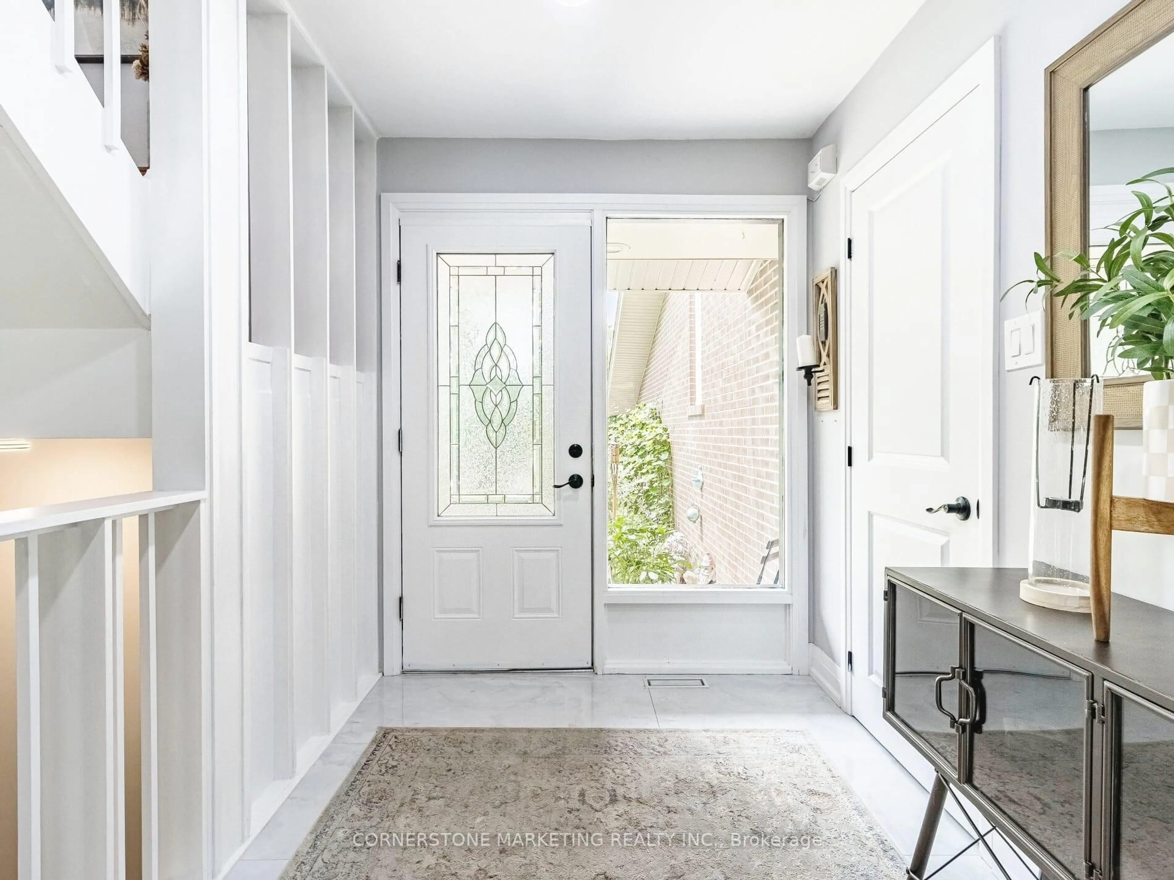 Indoor entryway for 1 Cedar Dr, Caledon Ontario L7K 1H4