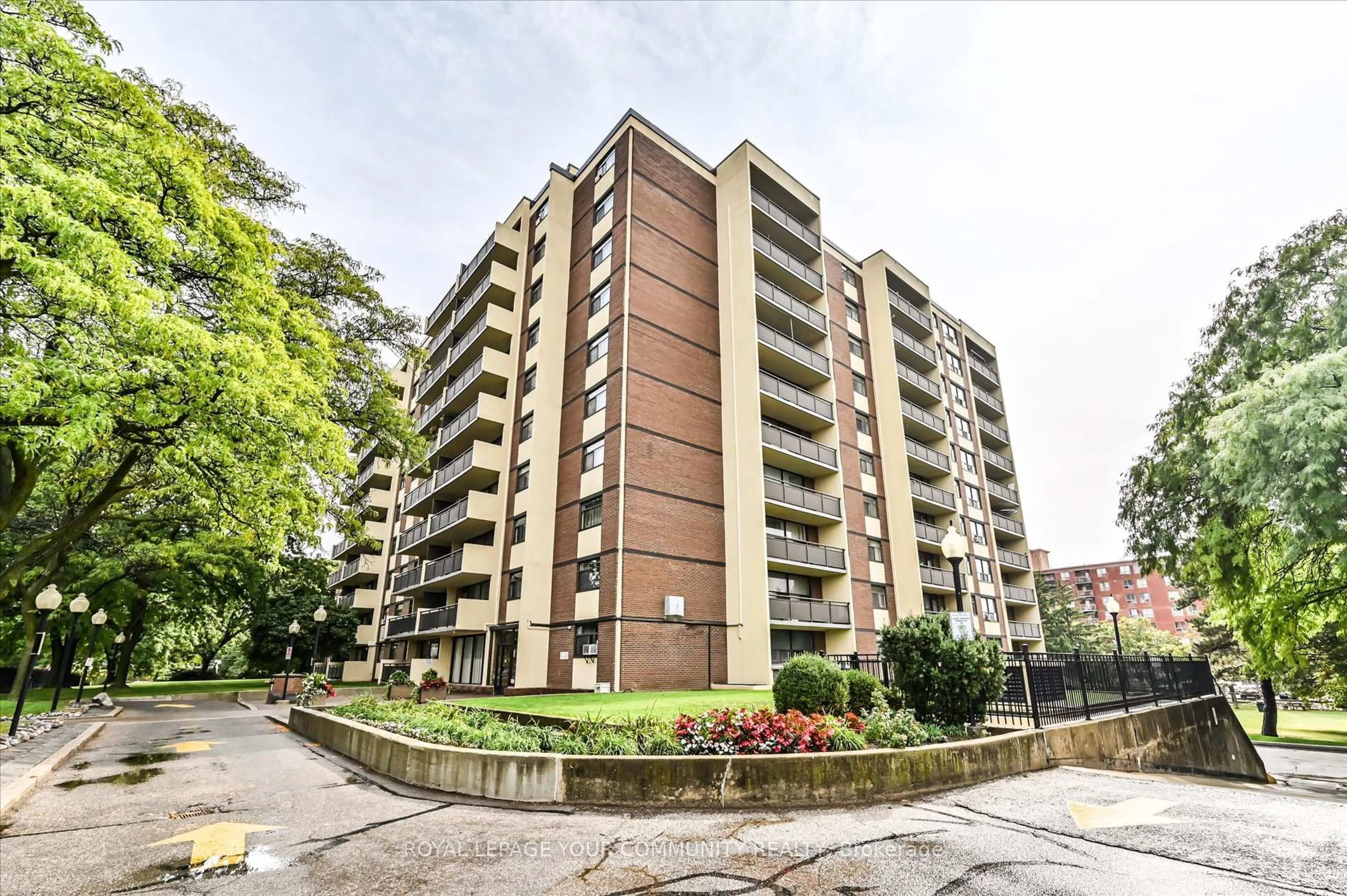 A pic from outside/outdoor area/front of a property/back of a property/a pic from drone, unknown for 5 Frith Rd #612, Toronto Ontario M3N 2L5