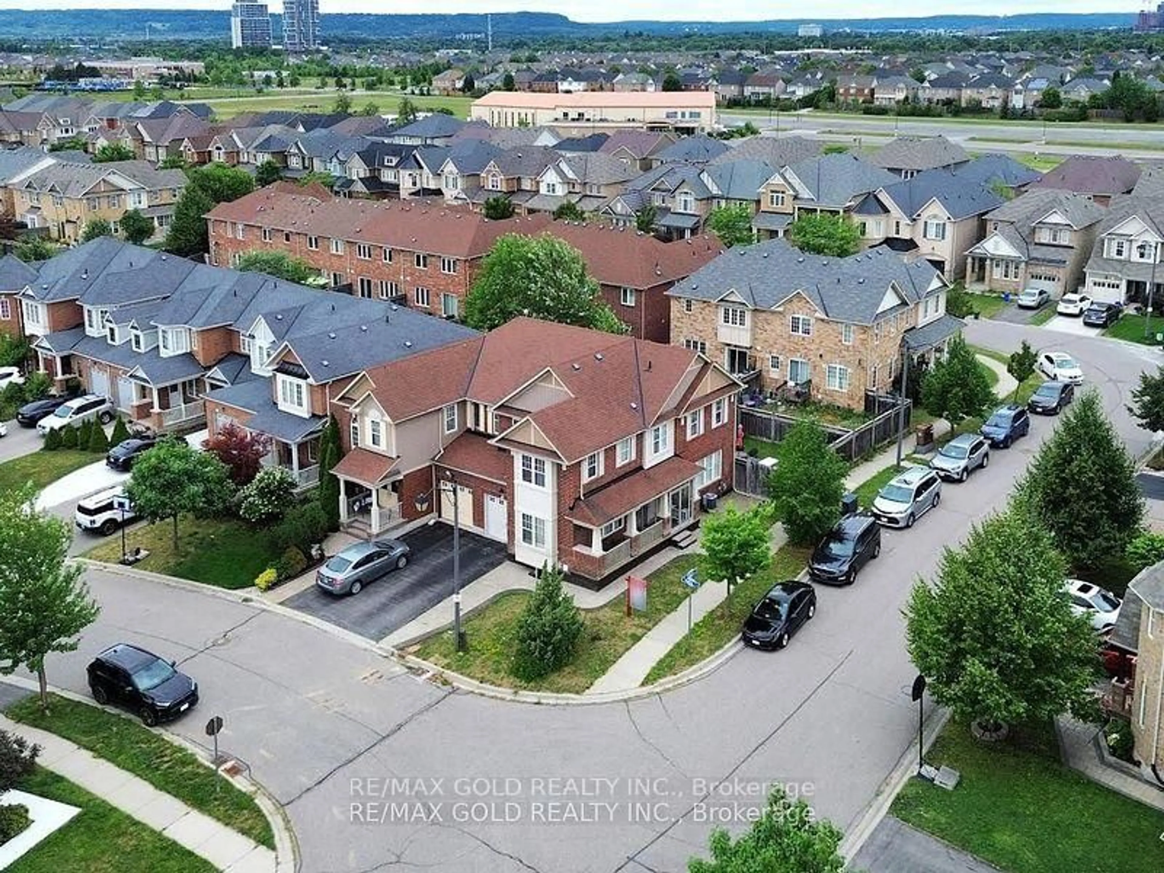 A pic from outside/outdoor area/front of a property/back of a property/a pic from drone, street for 933 Raftis Cres, Milton Ontario L9T 6Z1