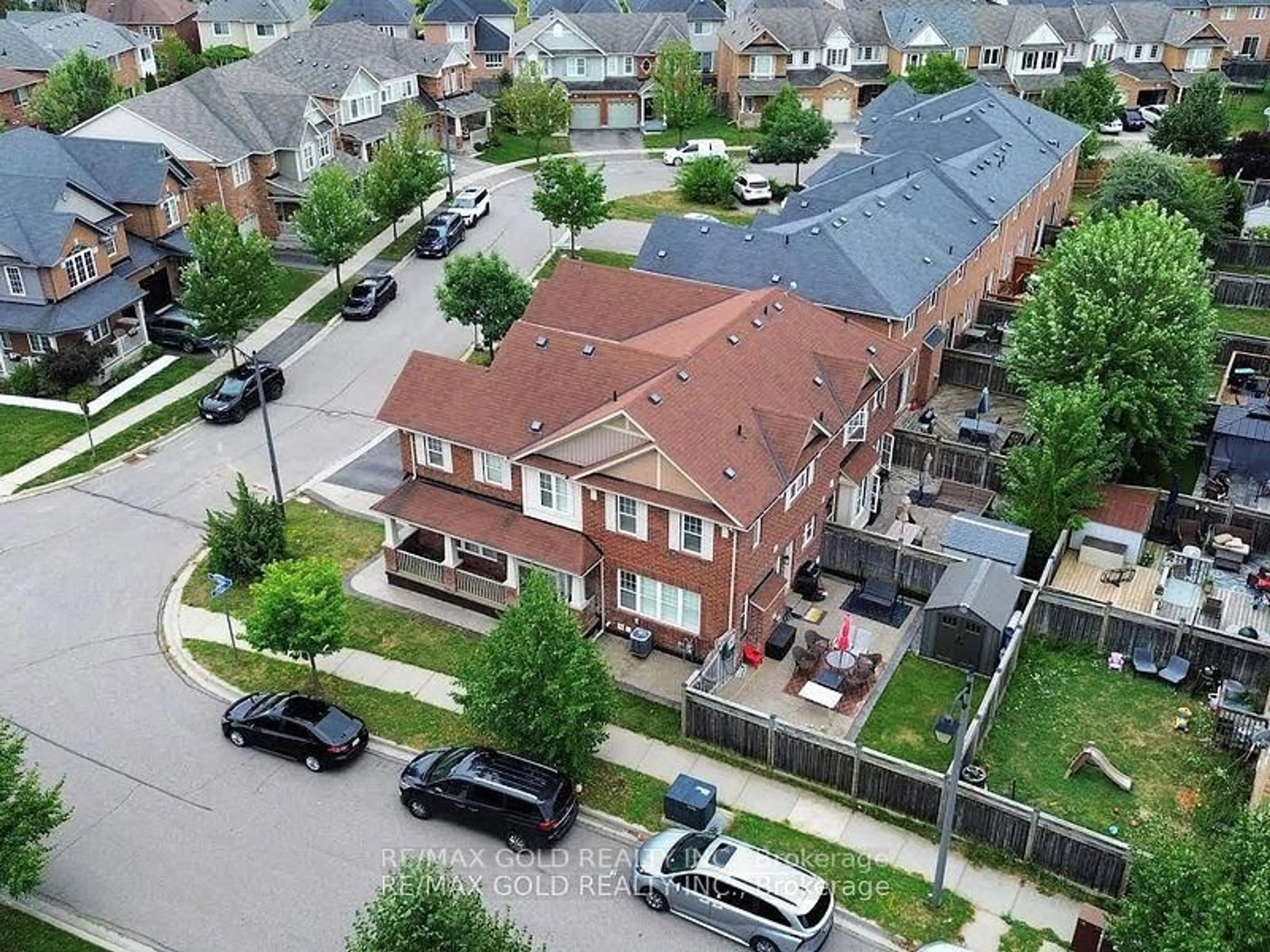 A pic from outside/outdoor area/front of a property/back of a property/a pic from drone, street for 933 Raftis Cres, Milton Ontario L9T 6Z1
