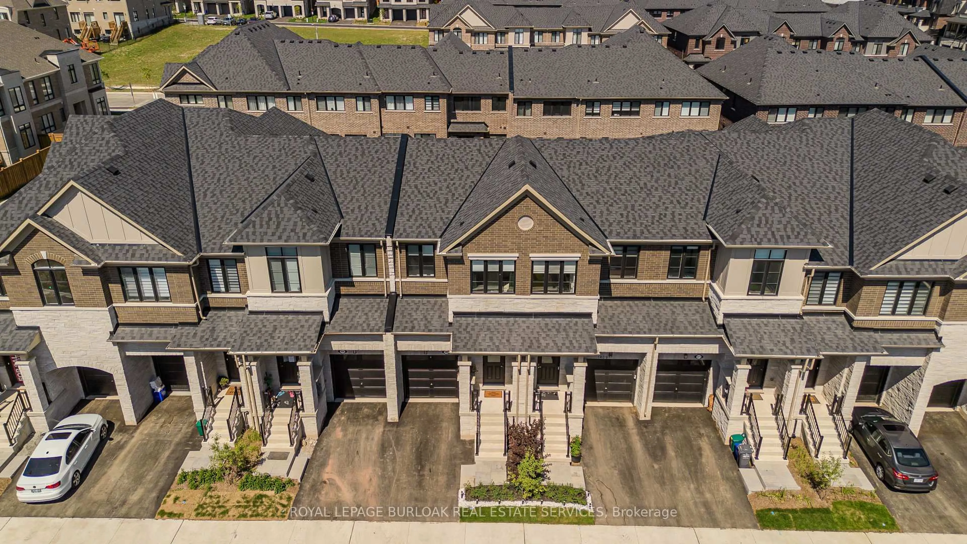 A pic from outside/outdoor area/front of a property/back of a property/a pic from drone, street for 1407 Oakmont Common, Burlington Ontario L7P 0V8
