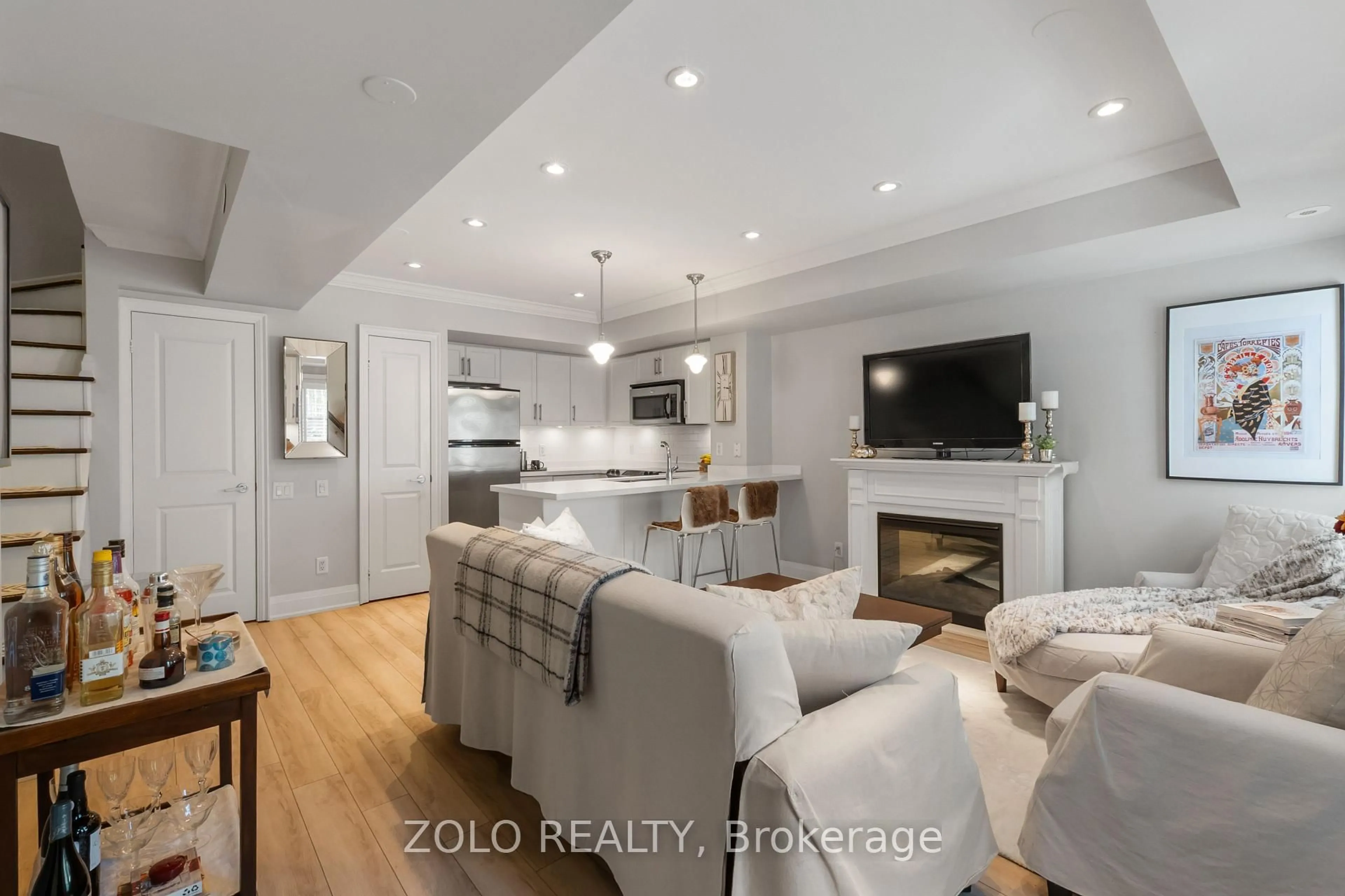 Open concept kitchen, wood/laminate floor for 93 The Queensway #39, Toronto Ontario M6S 5A7