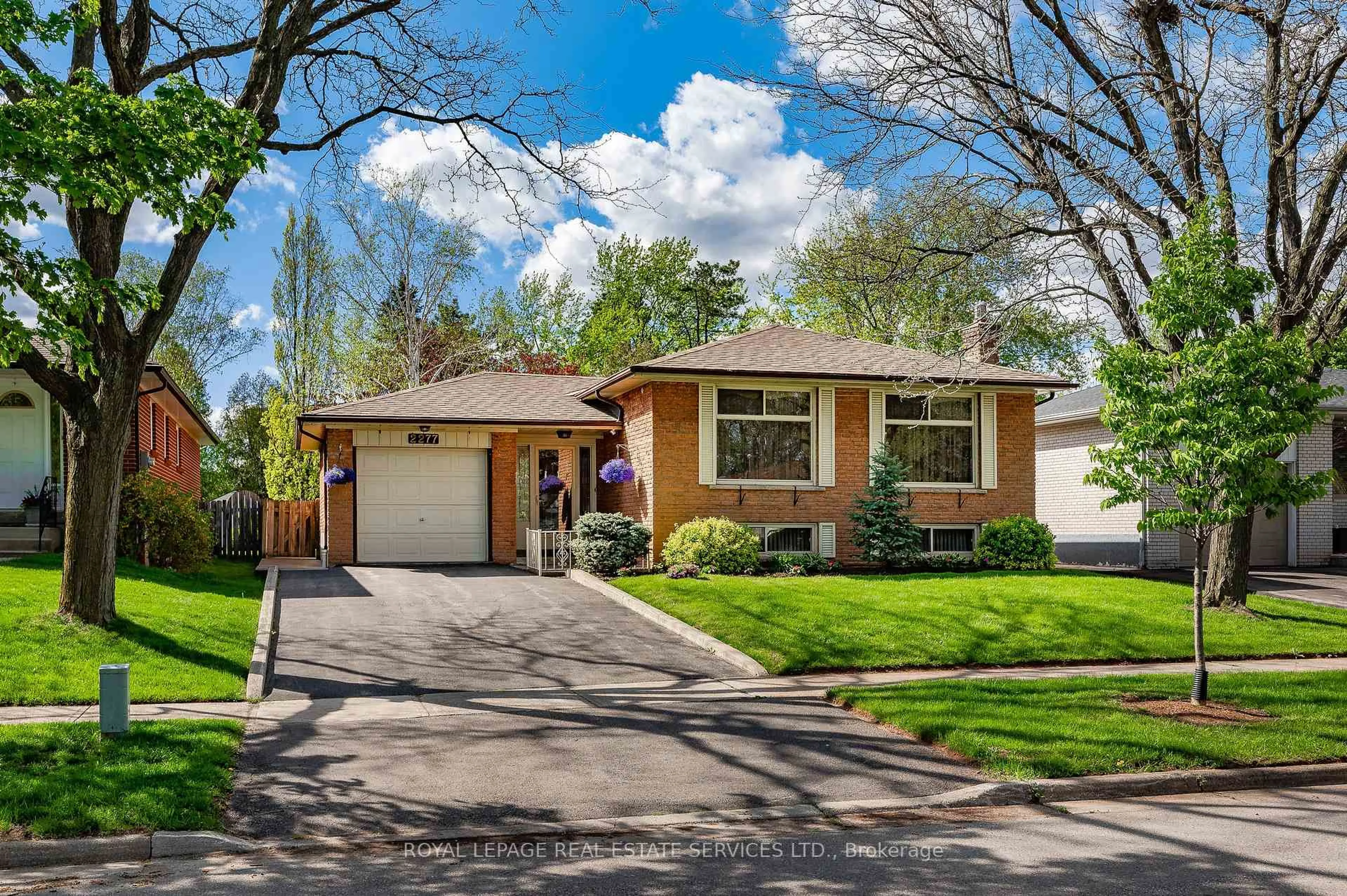 Home with vinyl exterior material, street for 2277 Wyandotte Dr, Oakville Ontario L6L 2T4