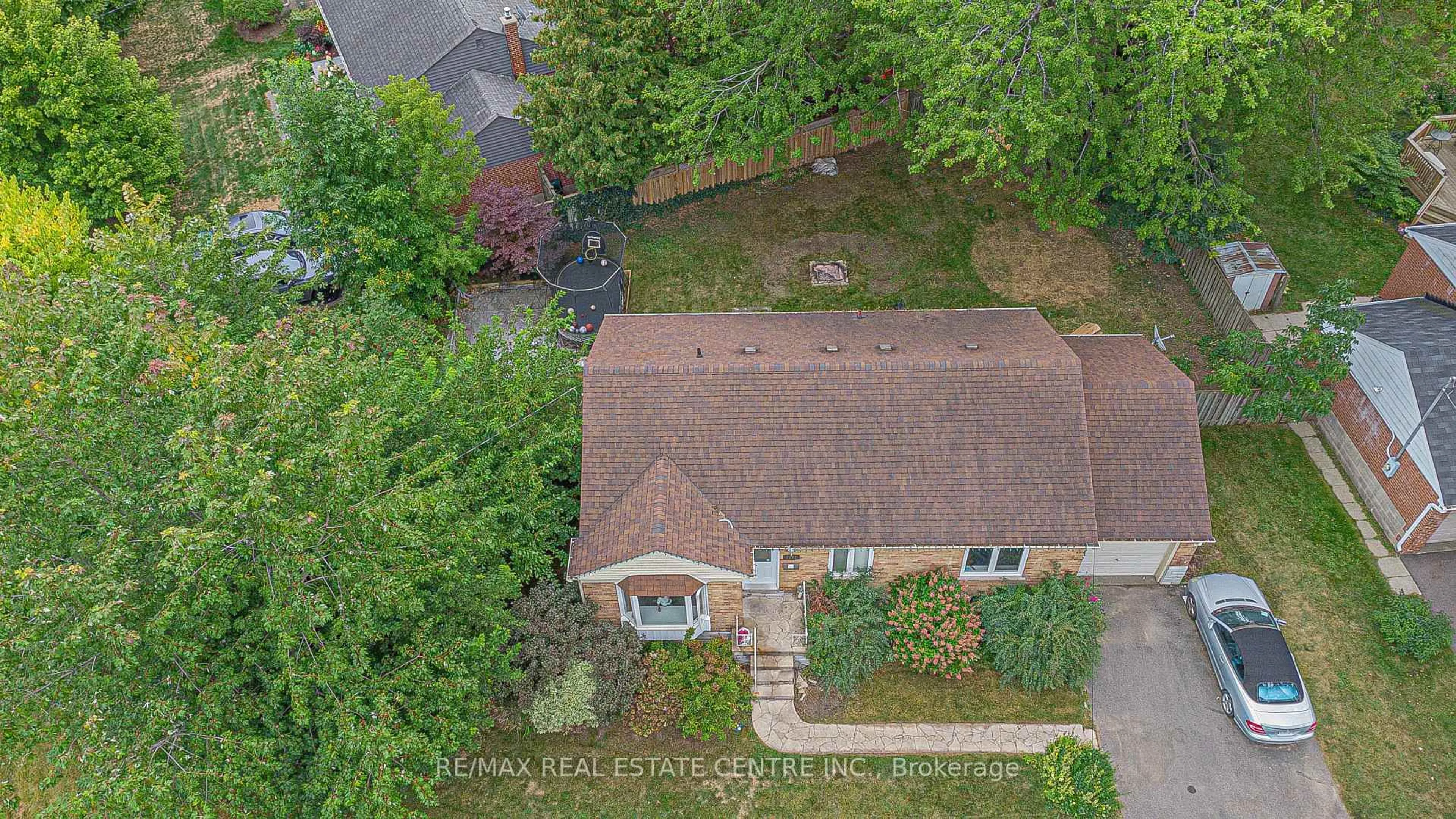A pic from outside/outdoor area/front of a property/back of a property/a pic from drone, street for 1292 Crossfield Bend, Mississauga Ontario L5G 3P4