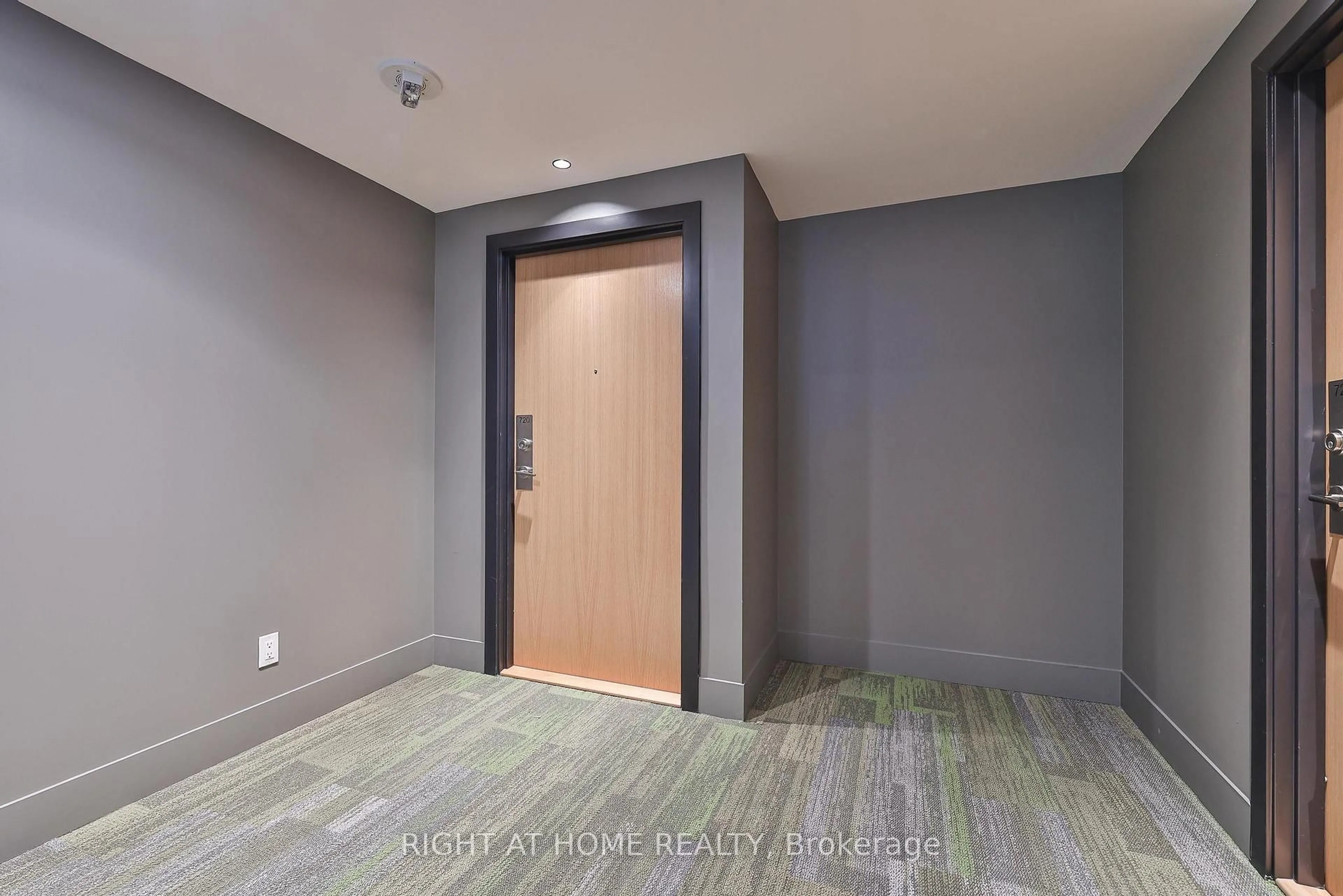 Indoor foyer for 1787 St Clair Ave #720, Toronto Ontario M6N 0B7