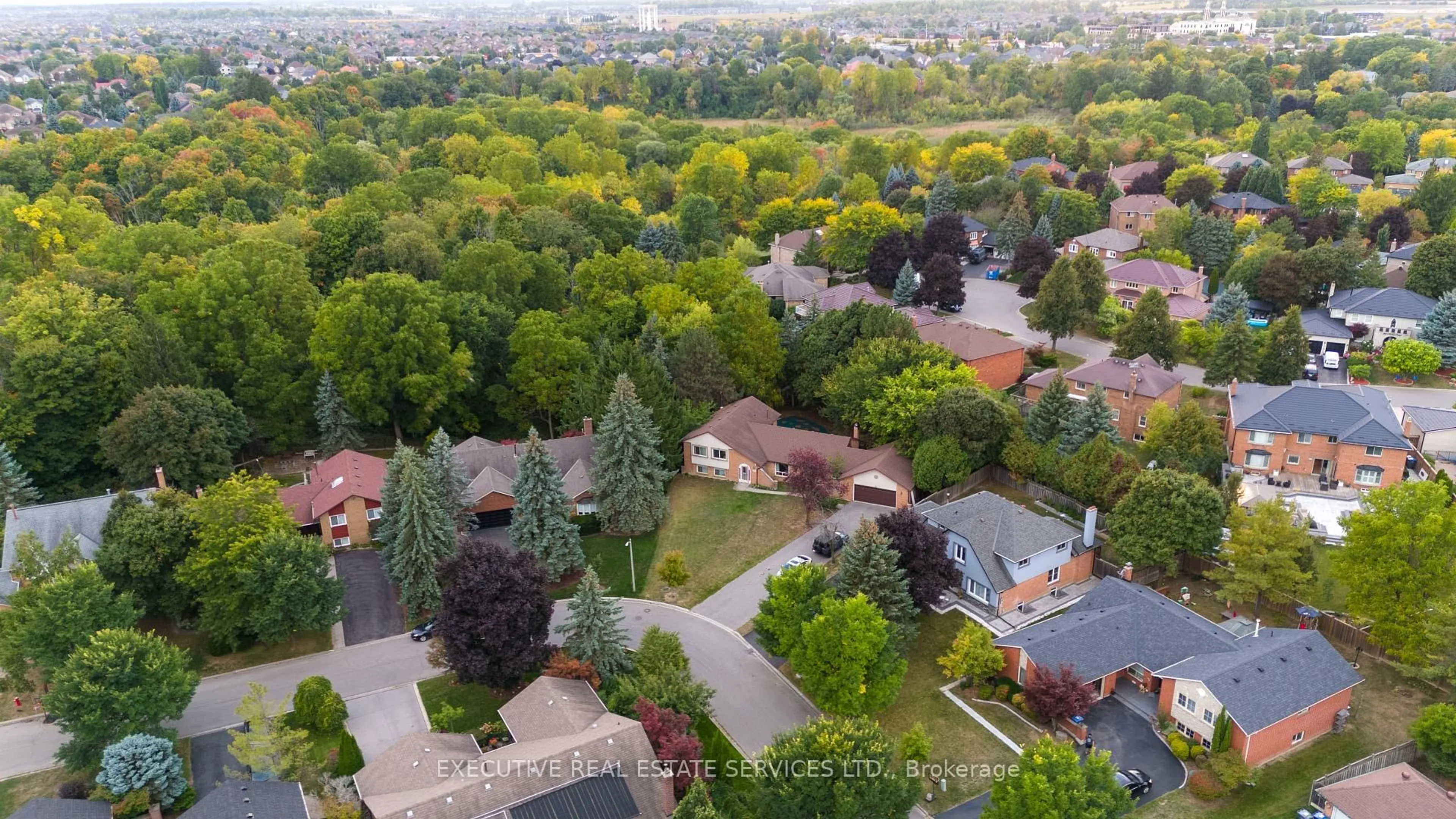 A pic from outside/outdoor area/front of a property/back of a property/a pic from drone, street for 26 Wadsworth Circ, Brampton Ontario L6Z 1W7