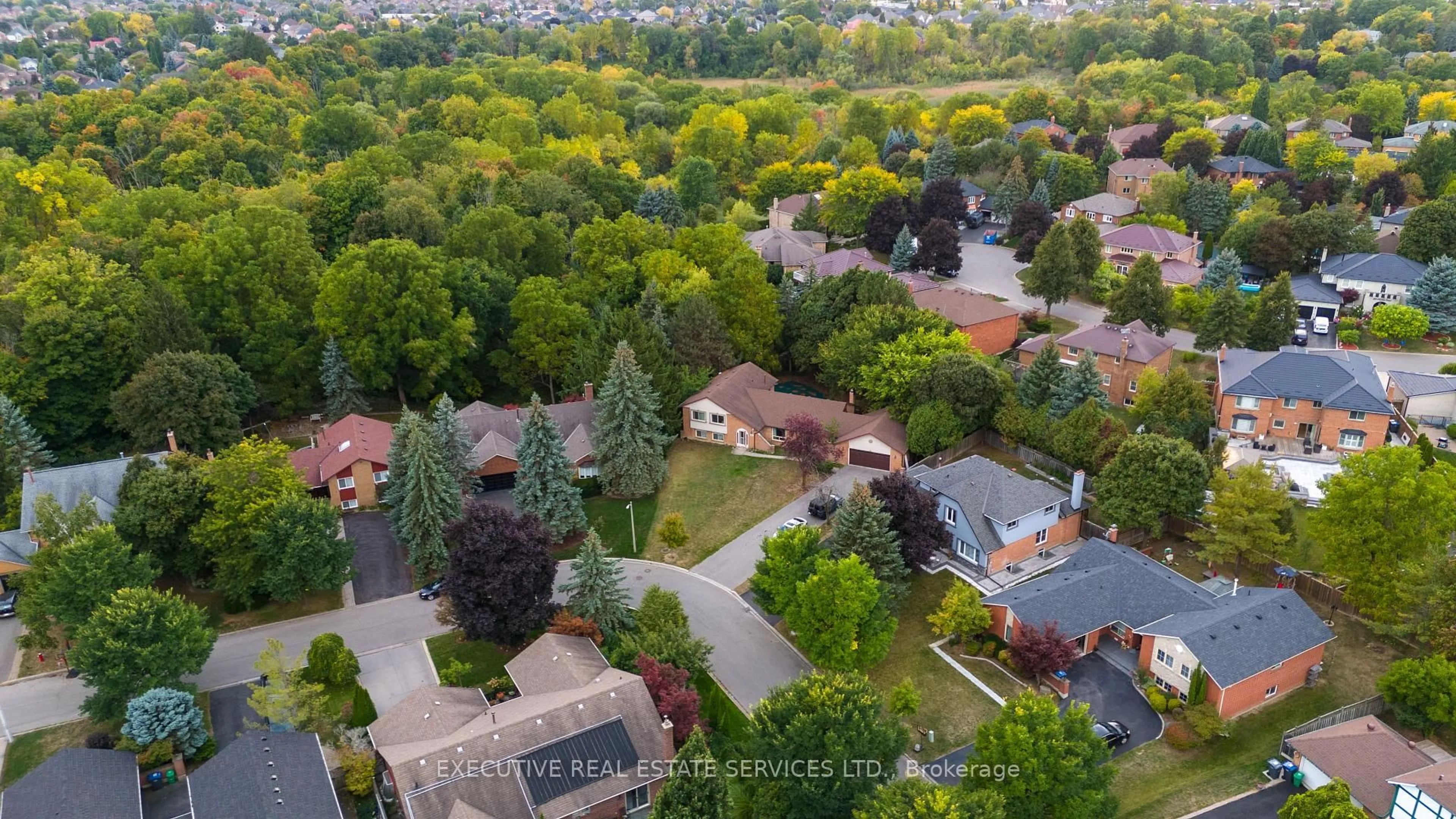 A pic from outside/outdoor area/front of a property/back of a property/a pic from drone, street for 26 Wadsworth Circ, Brampton Ontario L6Z 1W7