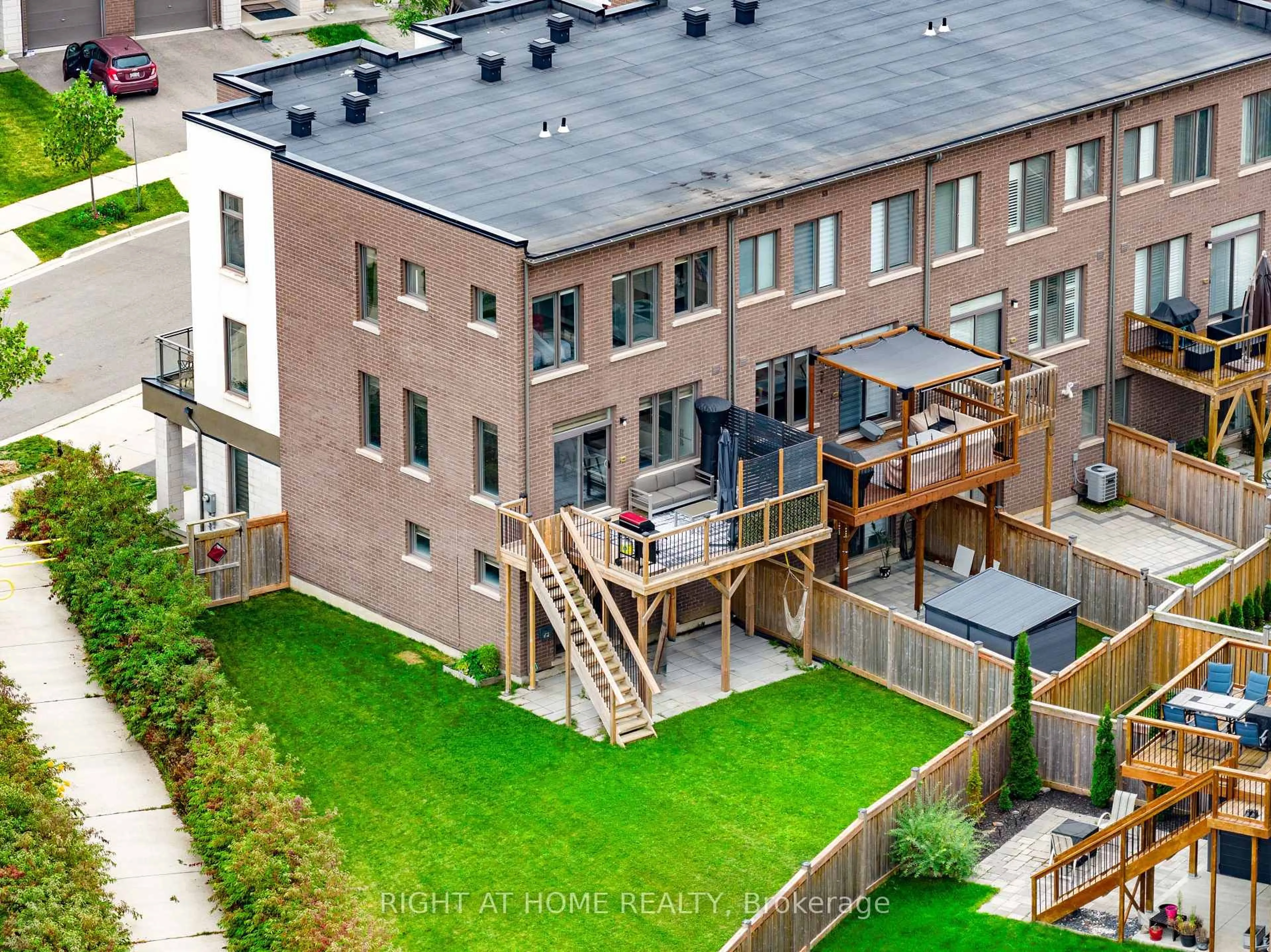 A pic from outside/outdoor area/front of a property/back of a property/a pic from drone, city buildings view from balcony for 199 Fowley Dr, Oakville Ontario L6H 0P3