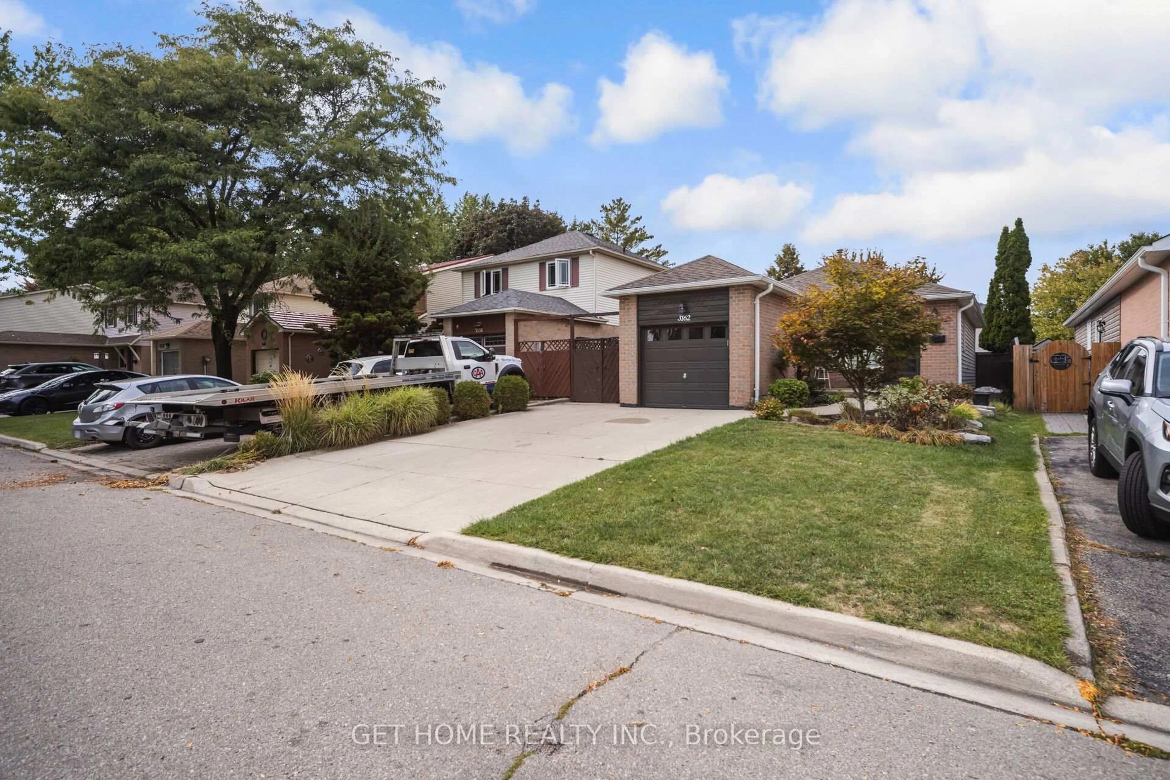 A pic from outside/outdoor area/front of a property/back of a property/a pic from drone, street for 3162 Cantelon Cres, Mississauga Ontario L5N 3J8