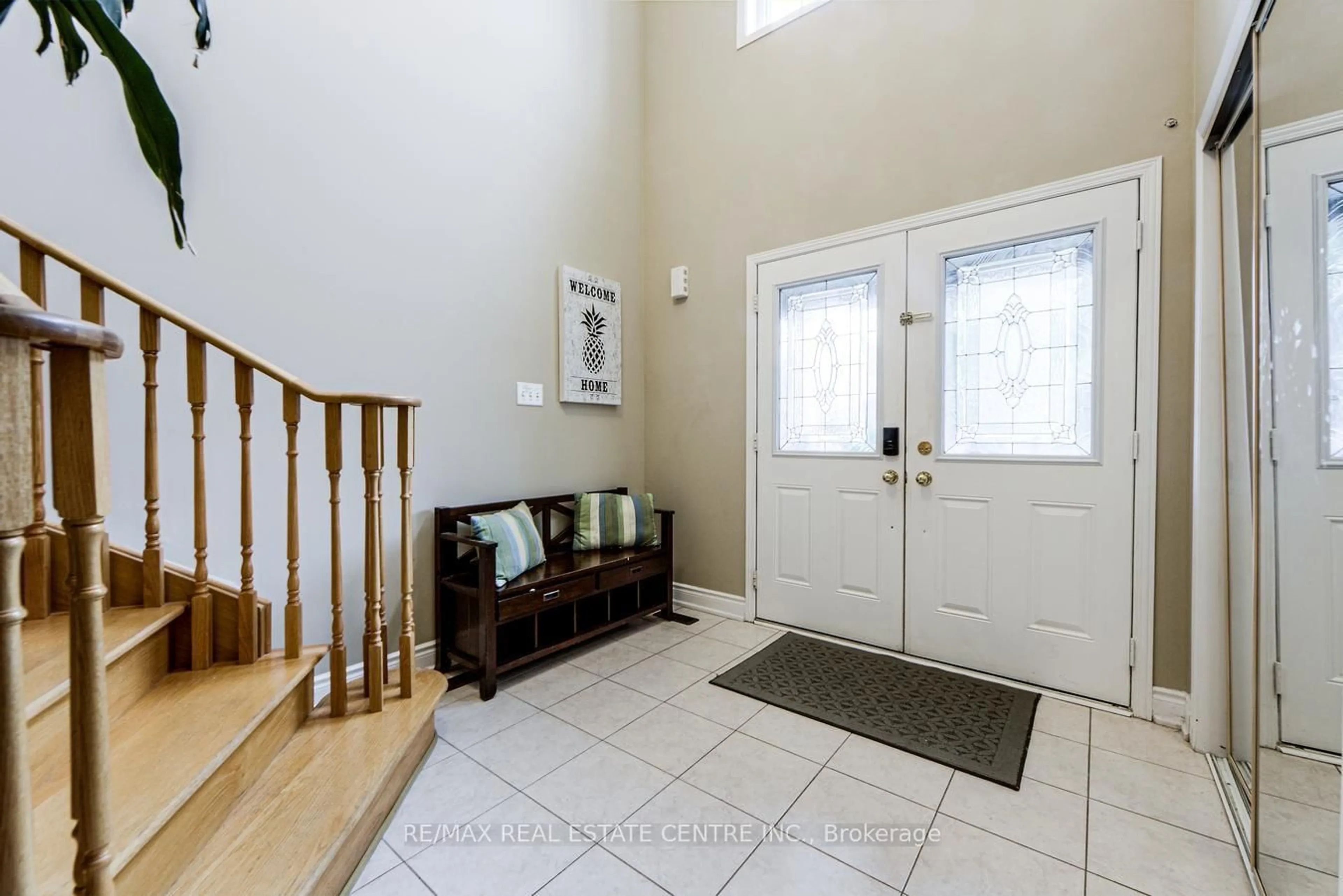 Indoor entryway for 3950 Burdette Terr, Mississauga Ontario L5M 0J2