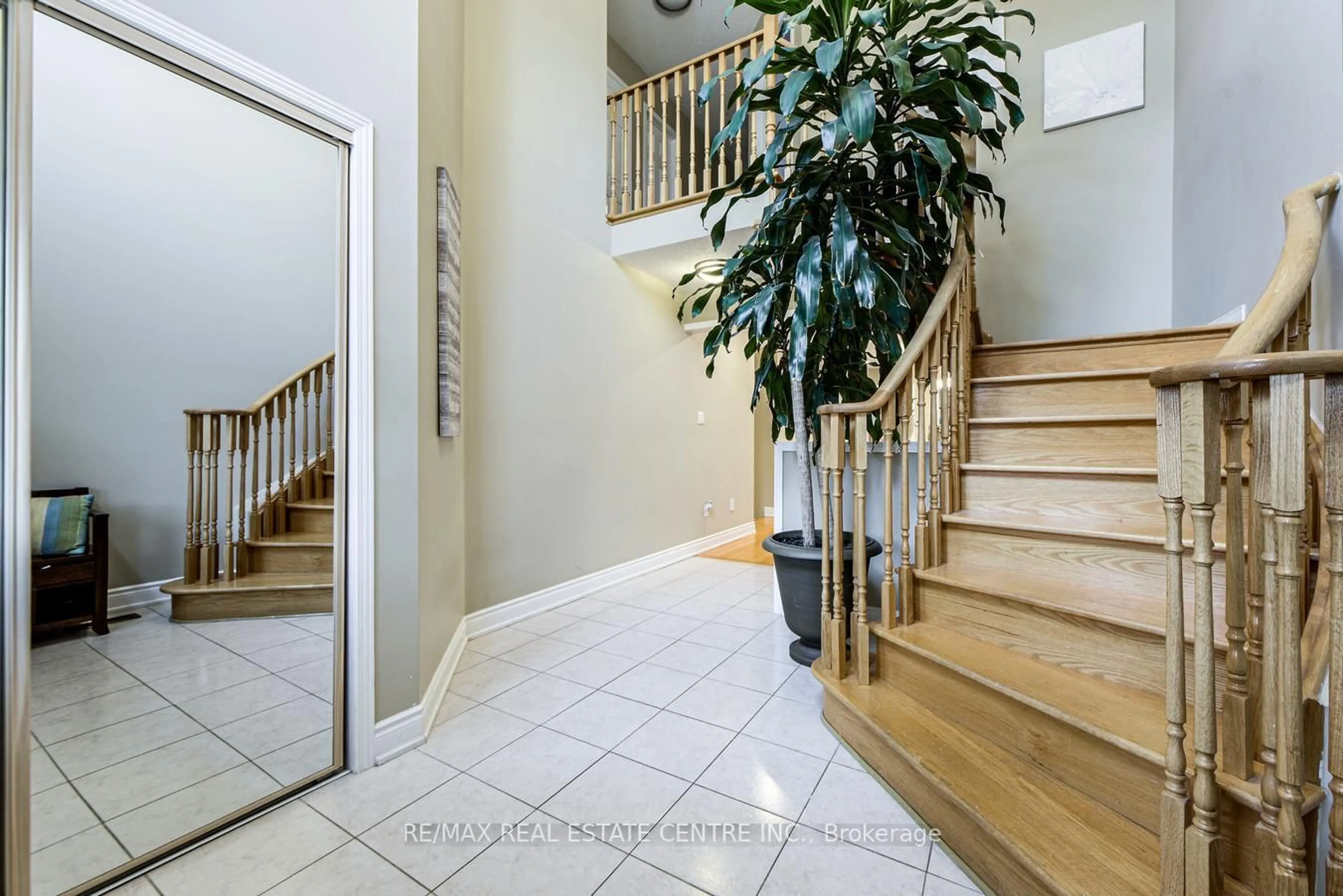 Indoor foyer for 3950 Burdette Terr, Mississauga Ontario L5M 0J2