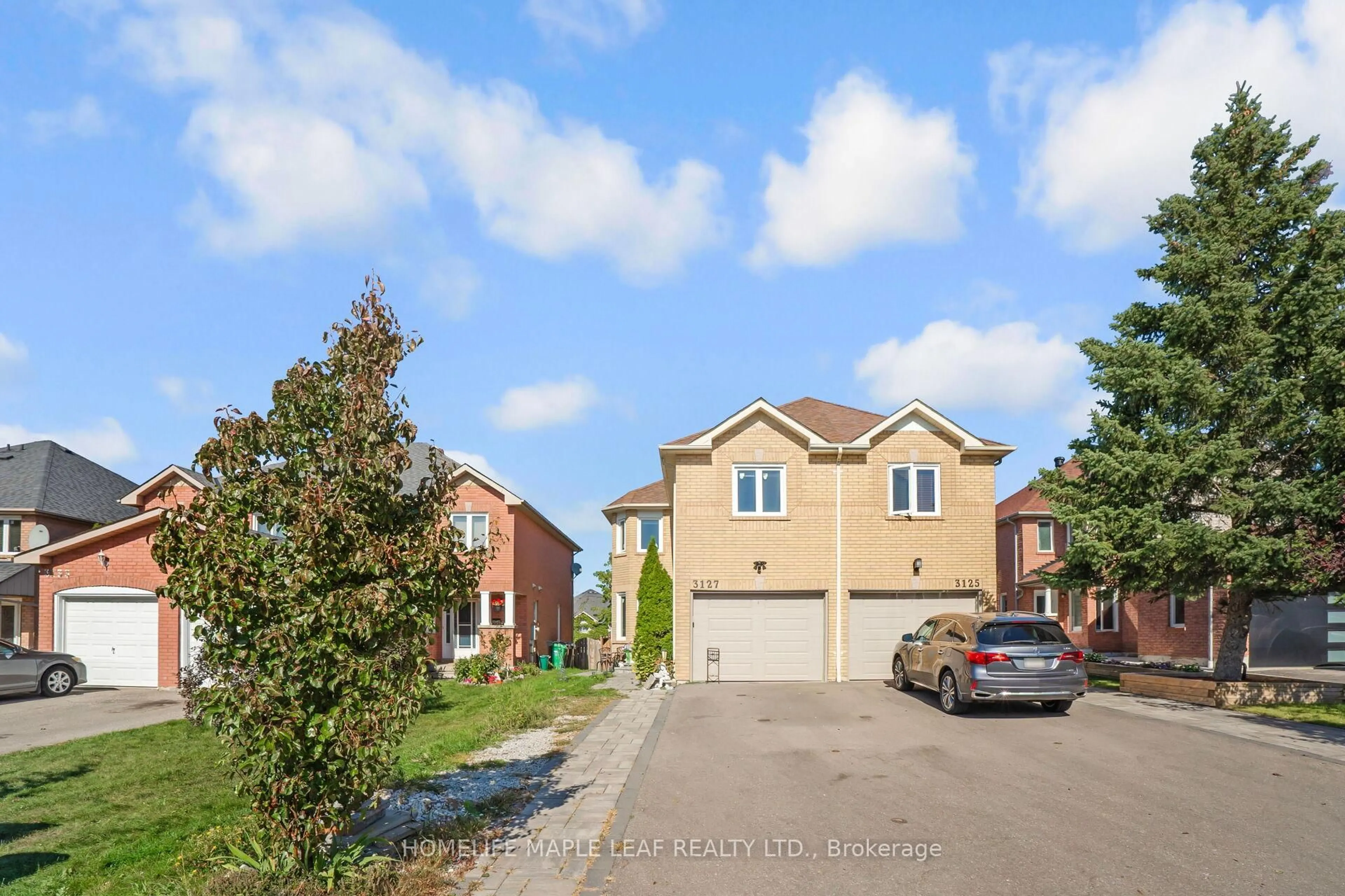 A pic from outside/outdoor area/front of a property/back of a property/a pic from drone, street for 3127 Pendleton Rd, Mississauga Ontario L5N 7C6