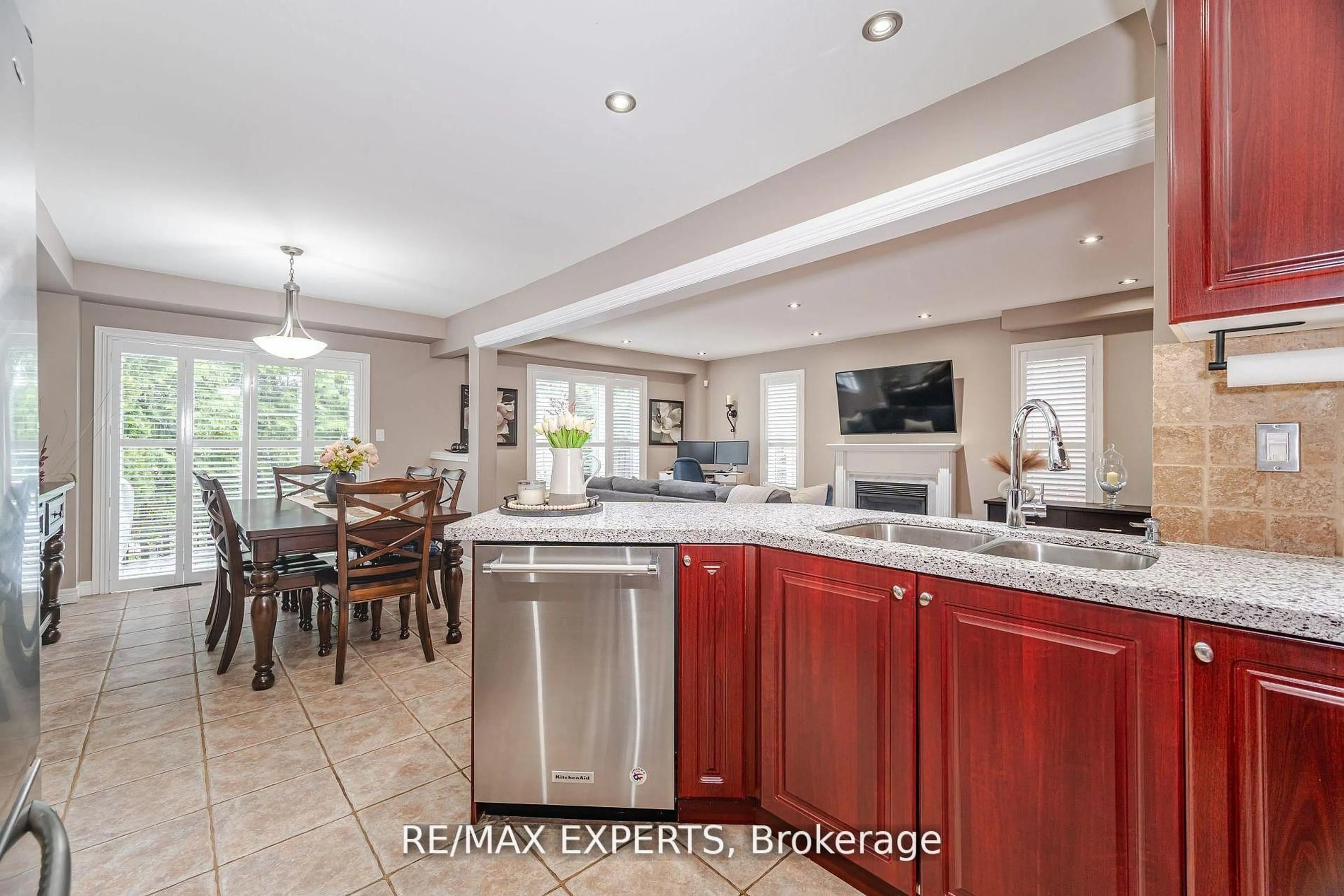 Open concept kitchen, ceramic/tile floor for 5 Leamster Tr, Caledon Ontario L7C 1G9