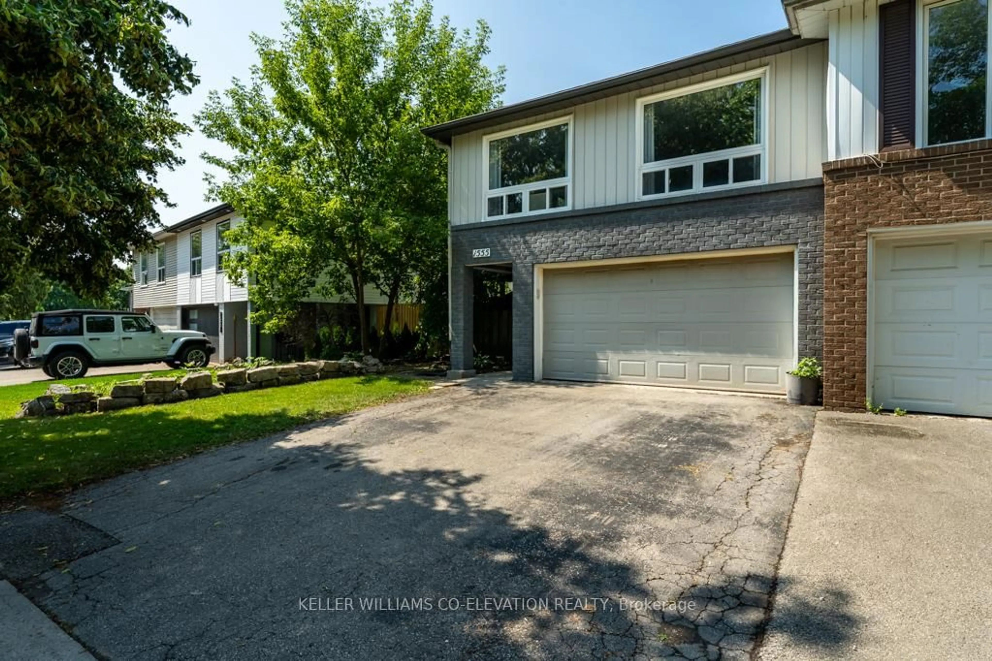 A pic from outside/outdoor area/front of a property/back of a property/a pic from drone, street for 1555 Newlands Cres, Burlington Ontario L7M 1P1