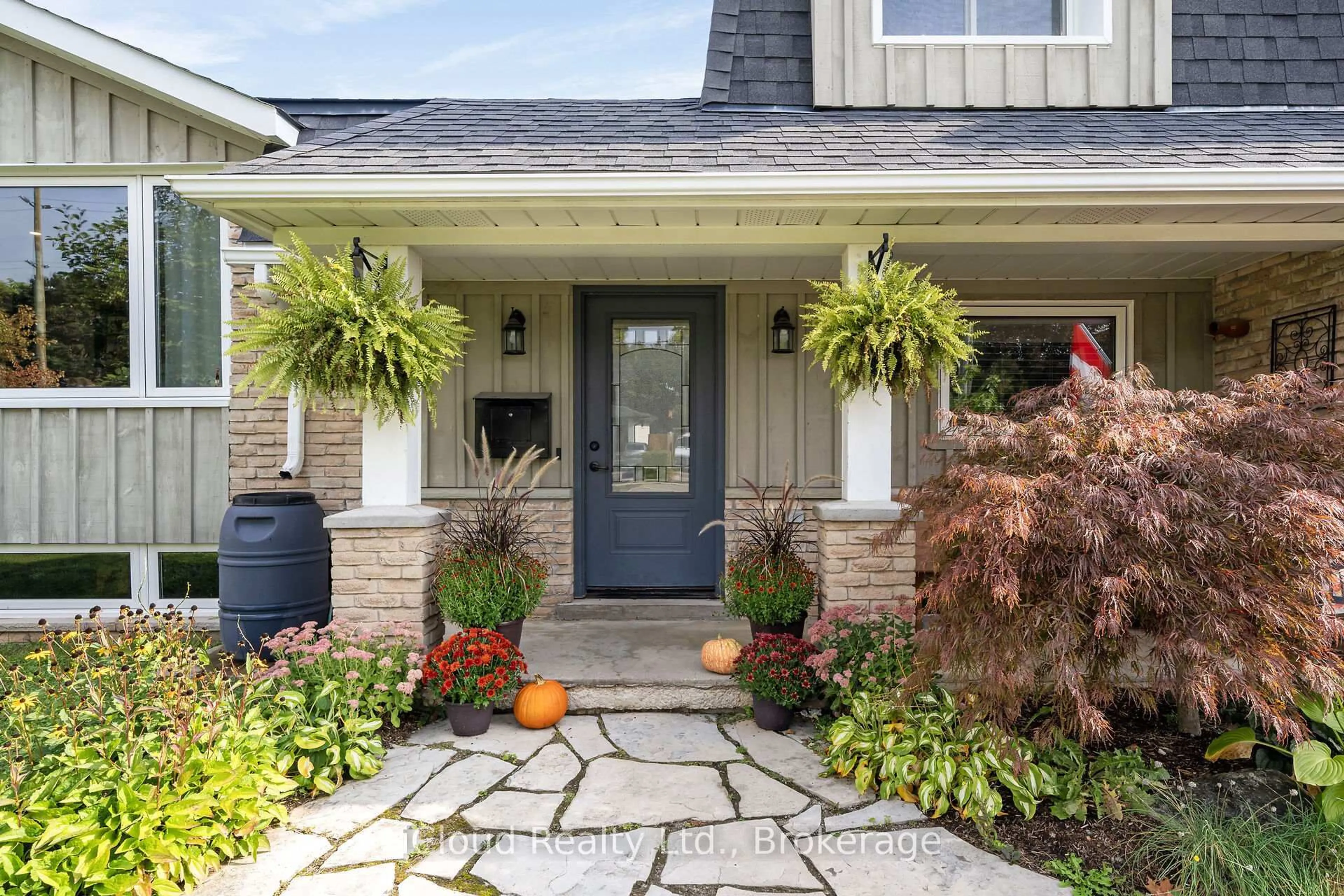 Indoor entryway for 137 Churchill Rd, Halton Hills Ontario L7J 2J5