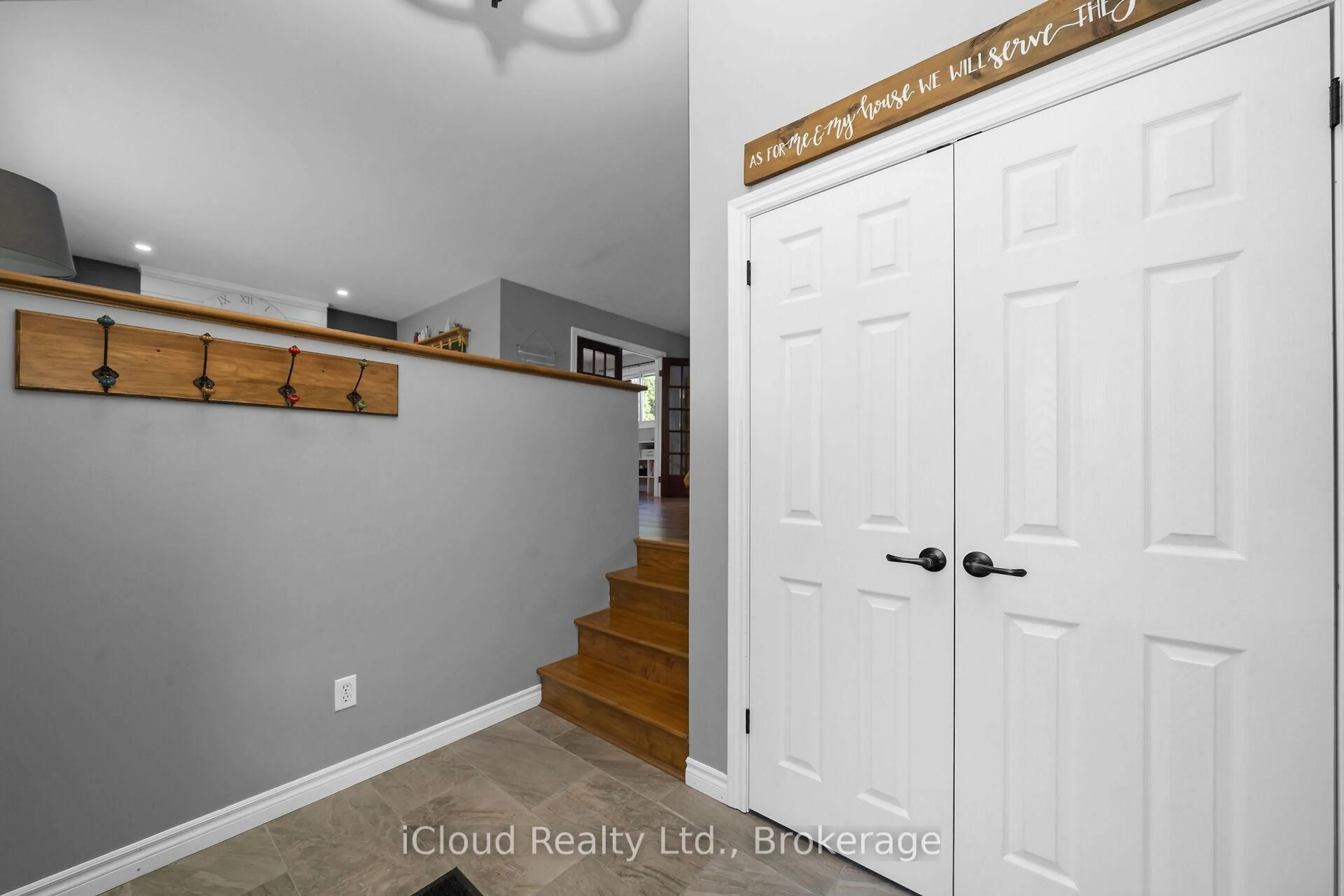 Indoor entryway for 137 Churchill Rd, Halton Hills Ontario L7J 2J5