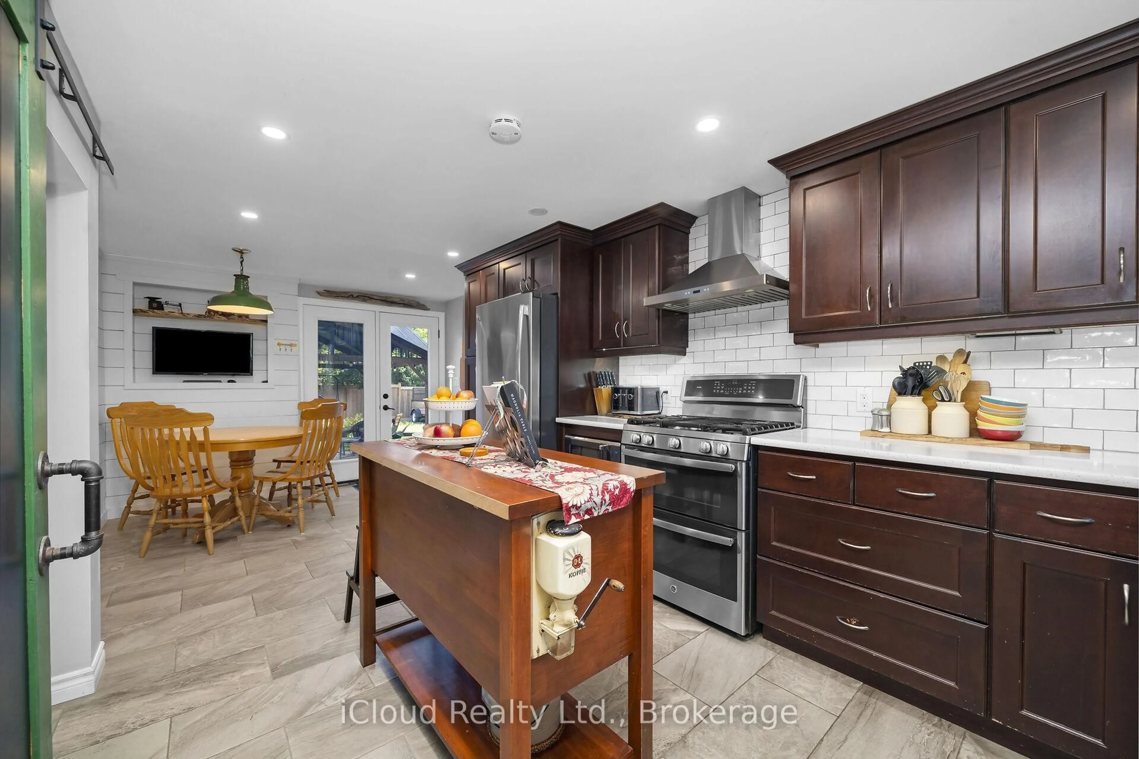 Open concept kitchen, unknown for 137 Churchill Rd, Halton Hills Ontario L7J 2J5