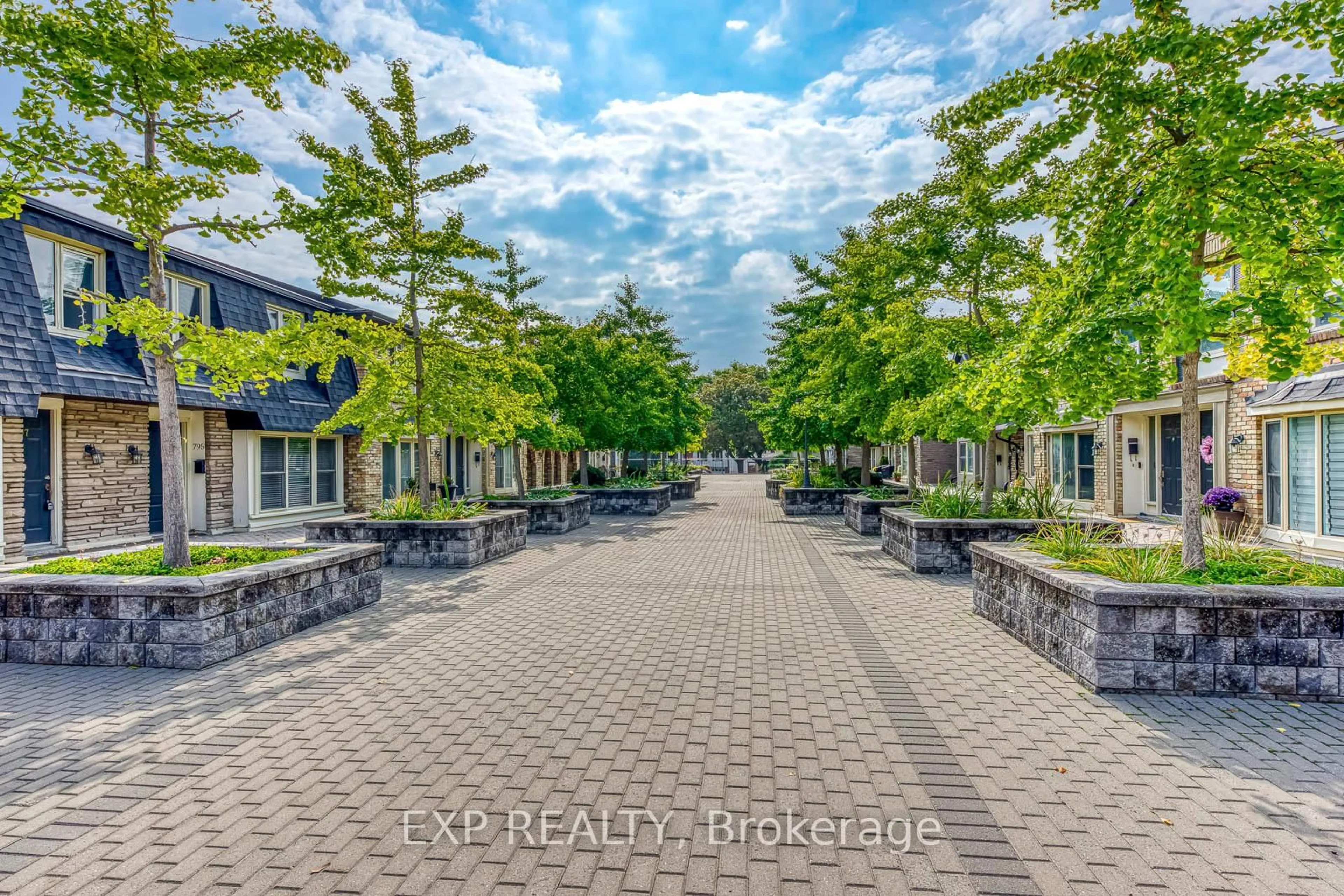 Patio, street for 795 Hyde Rd #795, Burlington Ontario L7S 1S6