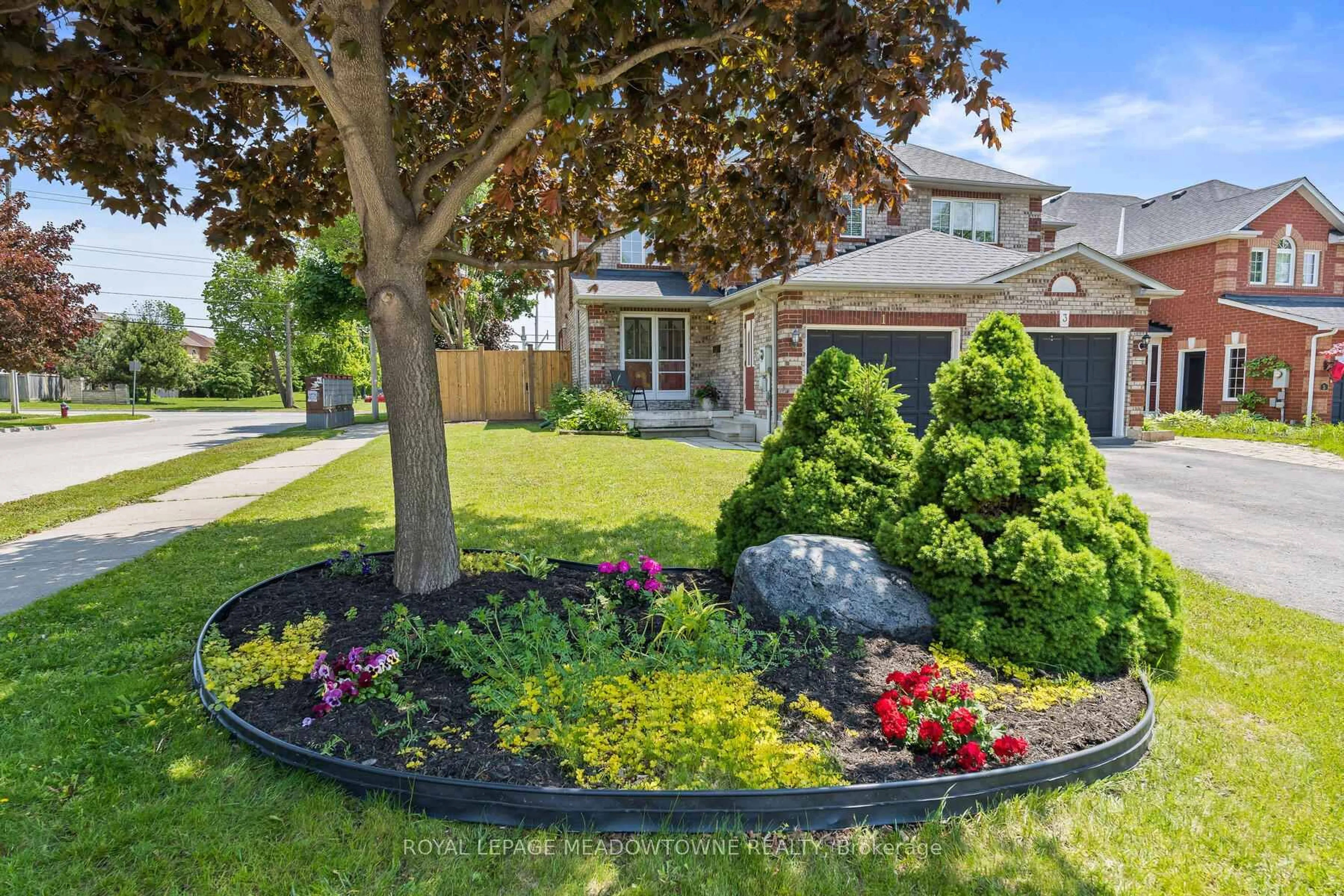 Patio, street for 1 Mcclure Crt, Halton Hills Ontario L7G 5X5