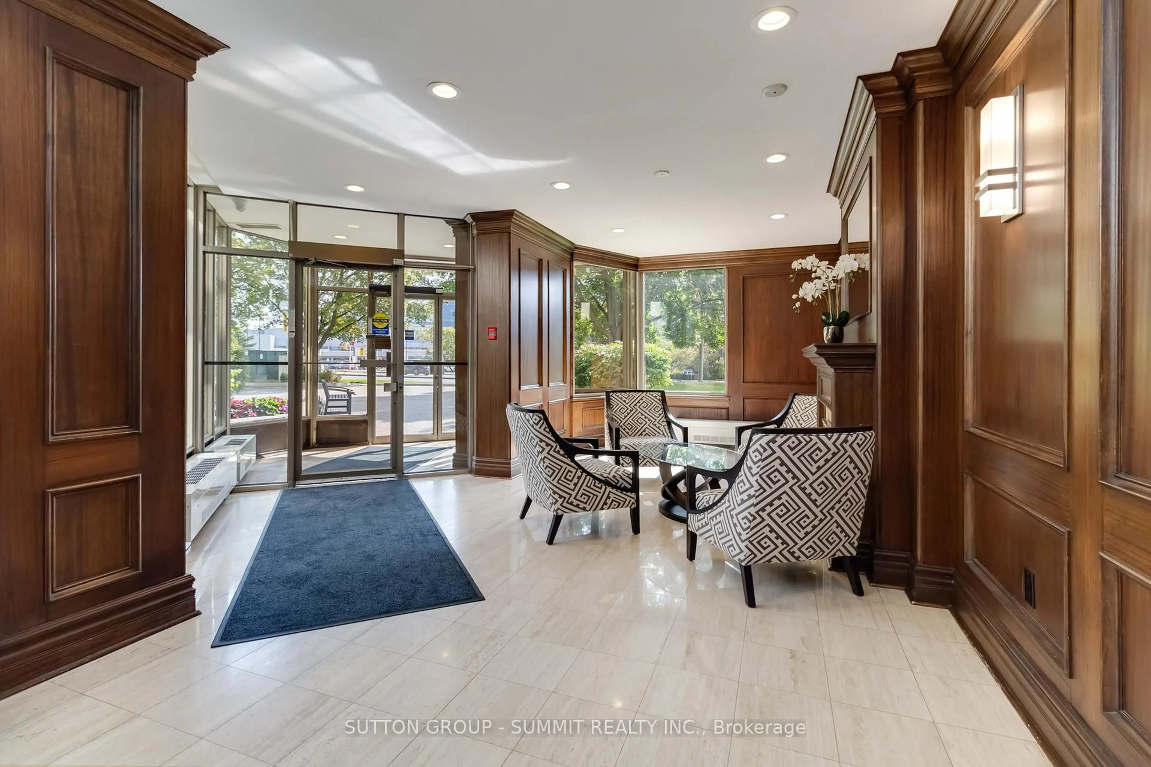 Indoor foyer for 1201 North Shore Blvd #807, Burlington Ontario L7S 1Z5