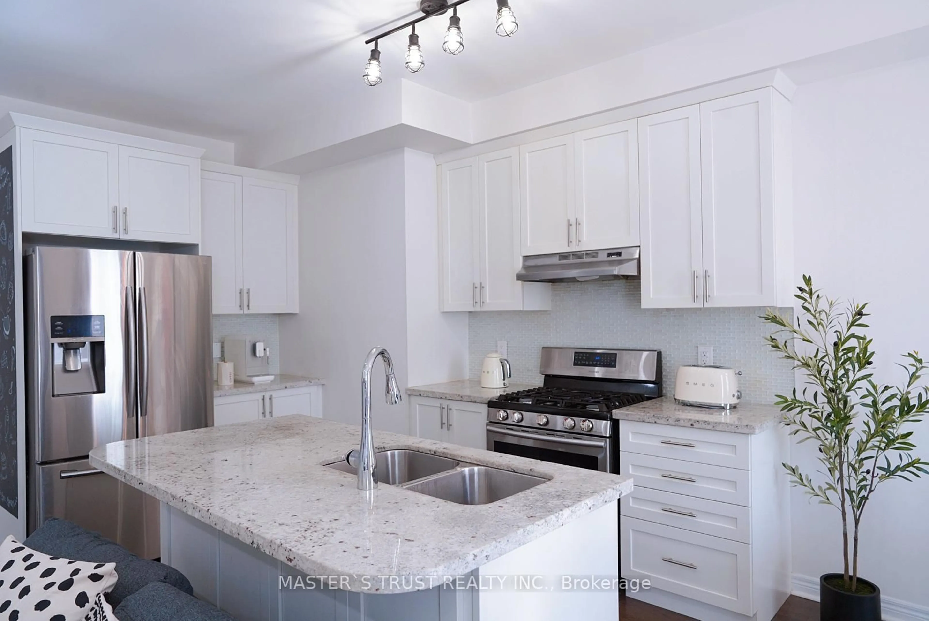 Standard kitchen, ceramic/tile floor for 116 Orchardcroft Rd, Oakville Ontario L6H 0M4