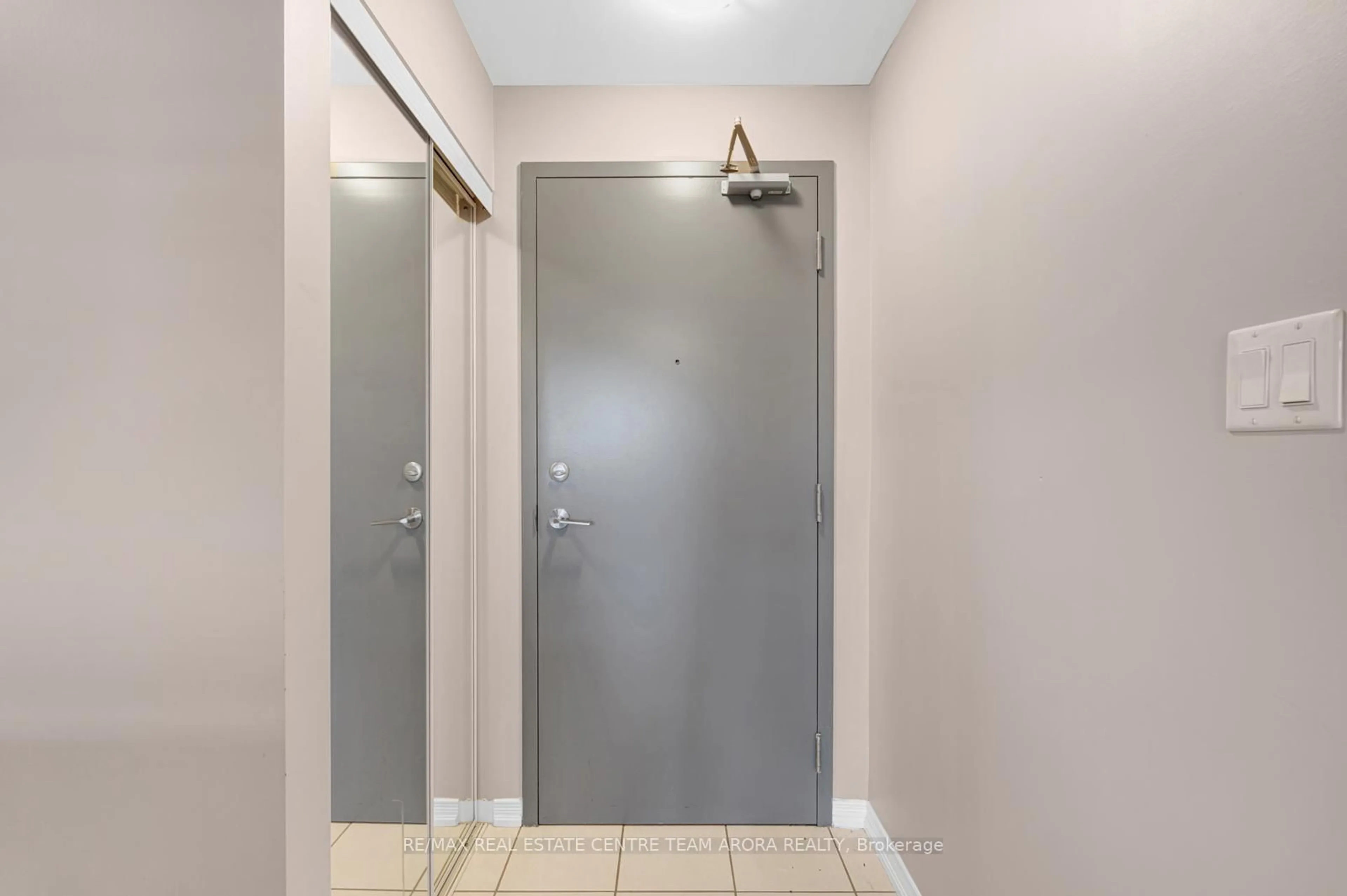 Indoor entryway for 50 Sky Harbour Dr #402, Brampton Ontario L6Y 6B8