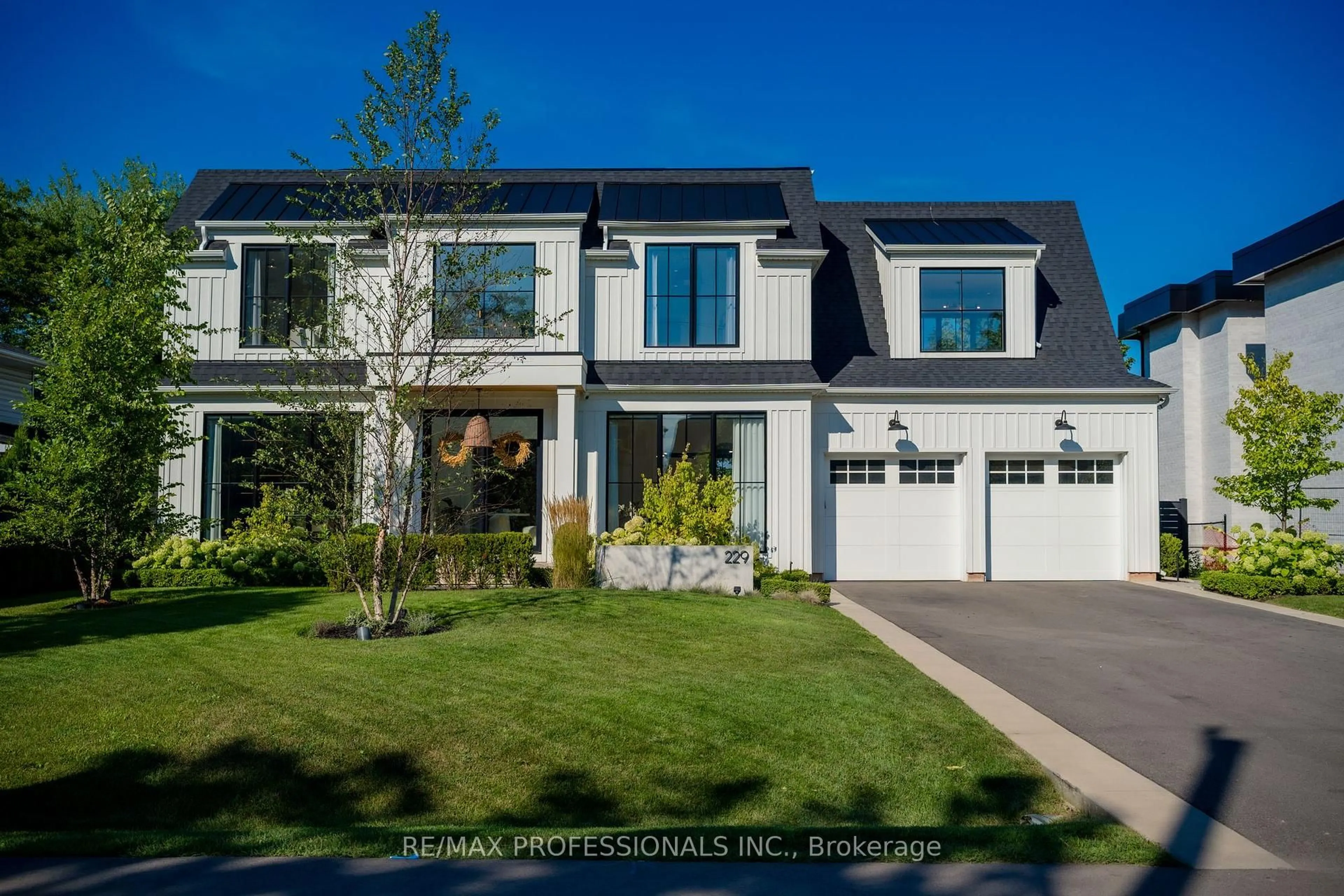 Home with vinyl exterior material, street for 229 Tweedsdale Cres, Oakville Ontario L6L 4P8