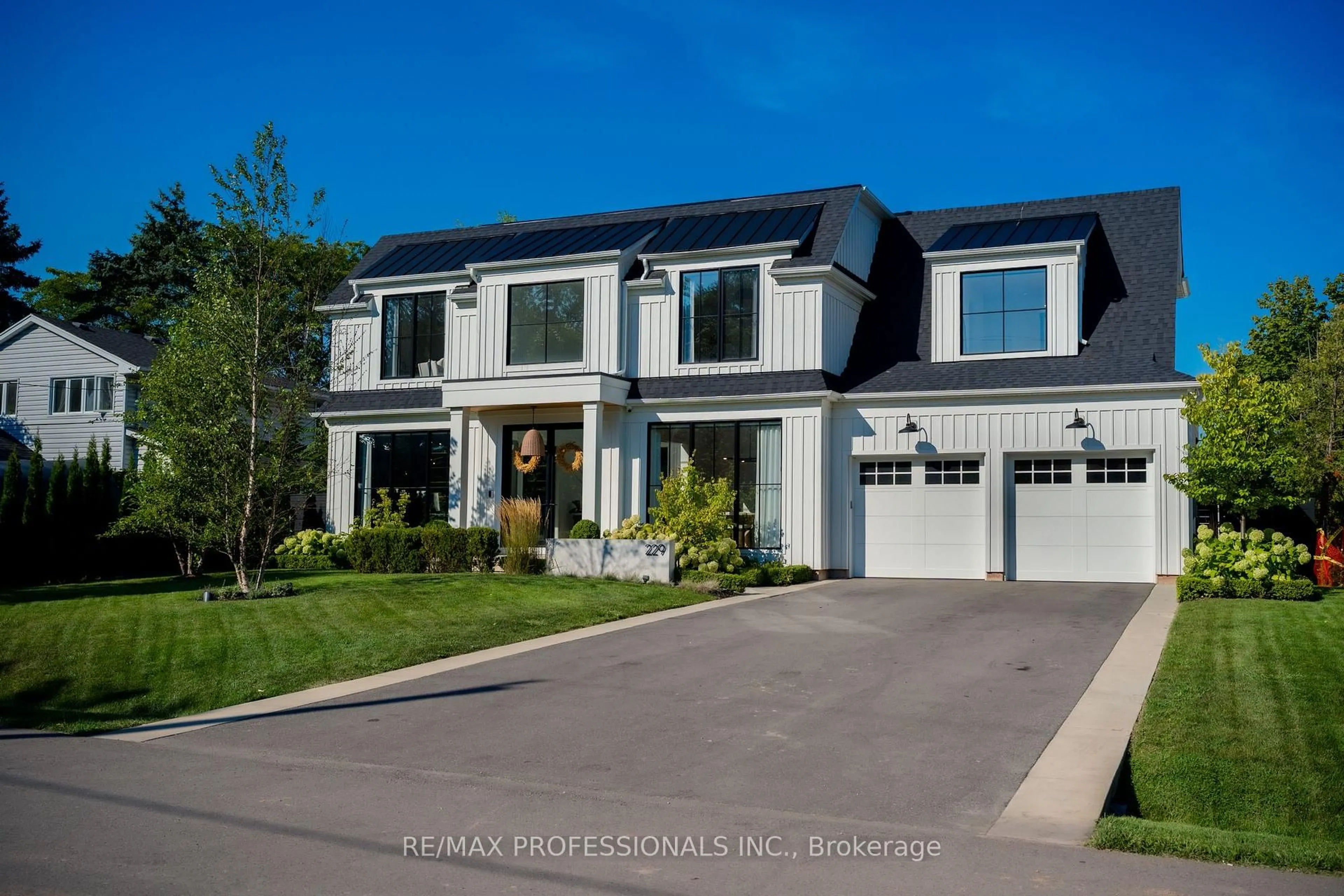 Home with vinyl exterior material, street for 229 Tweedsdale Cres, Oakville Ontario L6L 4P8