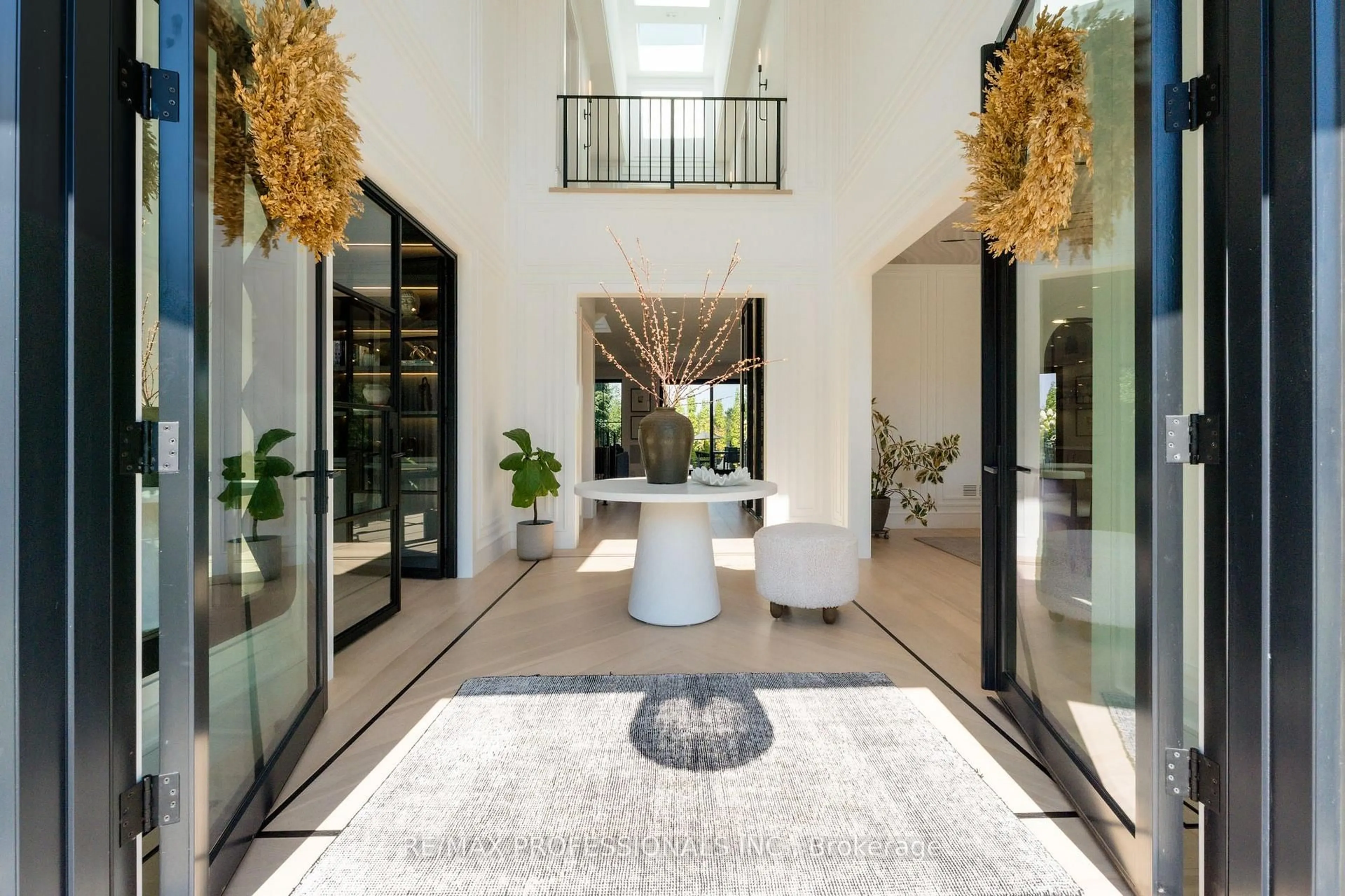 Indoor foyer for 229 Tweedsdale Cres, Oakville Ontario L6L 4P8
