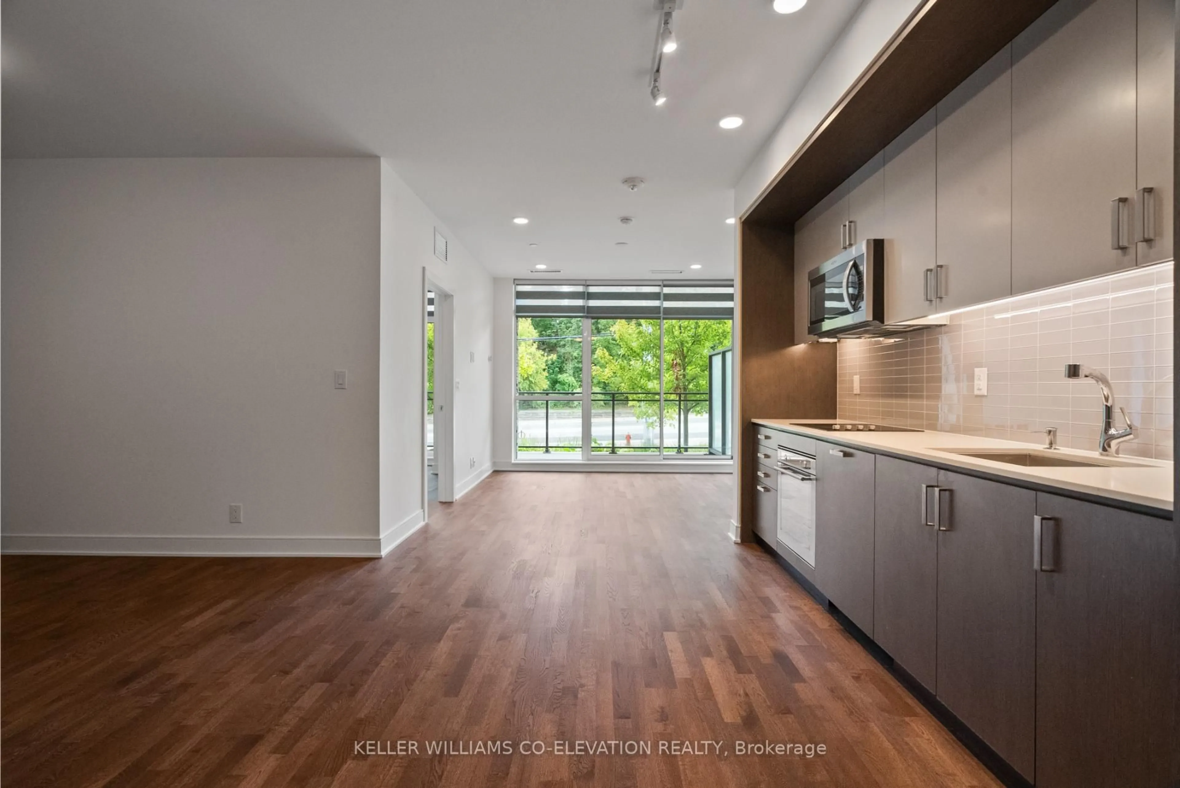 Open concept kitchen, wood/laminate floor for 1575 Lakeshore Rd #G28, Mississauga Ontario L5J 1J4