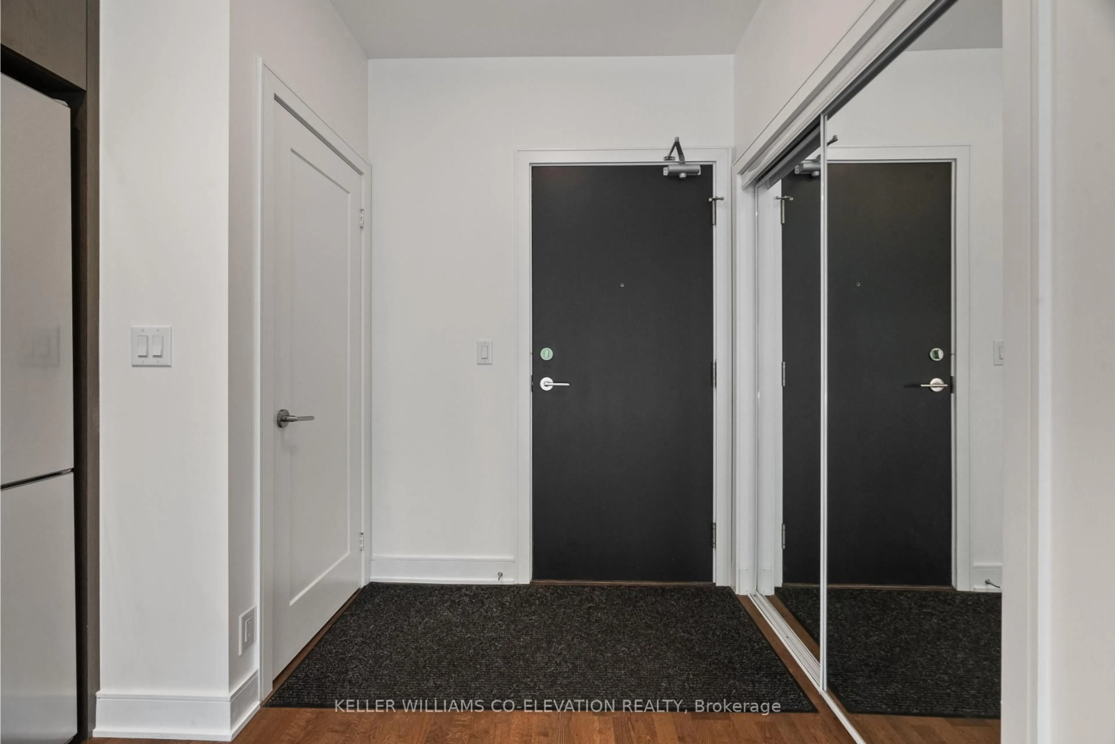Indoor entryway for 1575 Lakeshore Rd #G28, Mississauga Ontario L5J 1J4