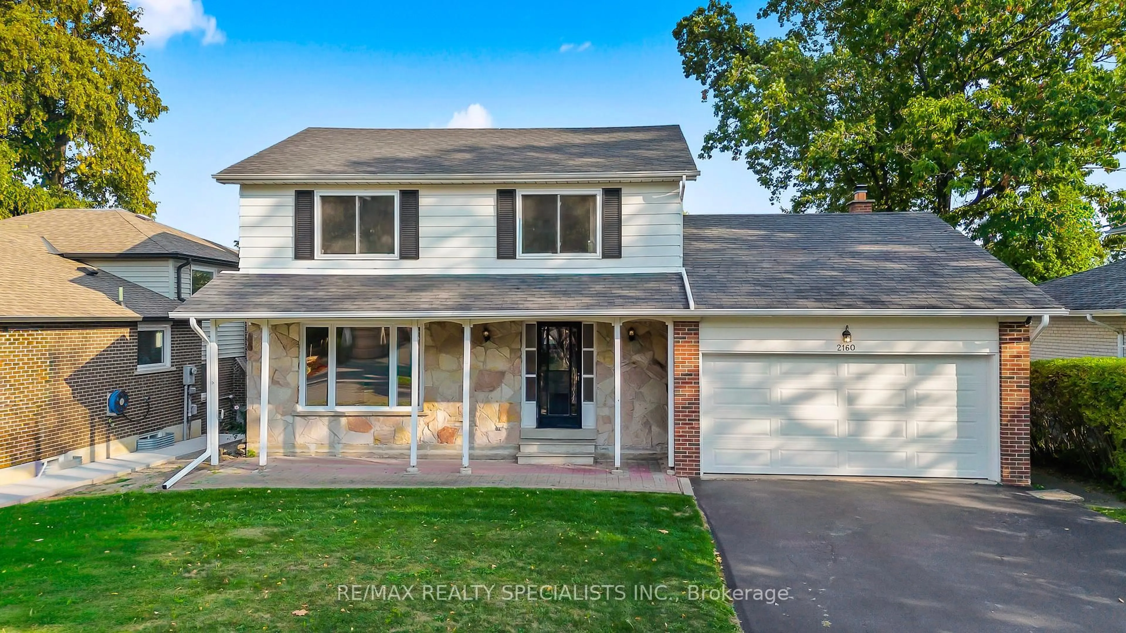 Home with vinyl exterior material, street for 2160 Jenner Crt, Mississauga Ontario L5K 1N2
