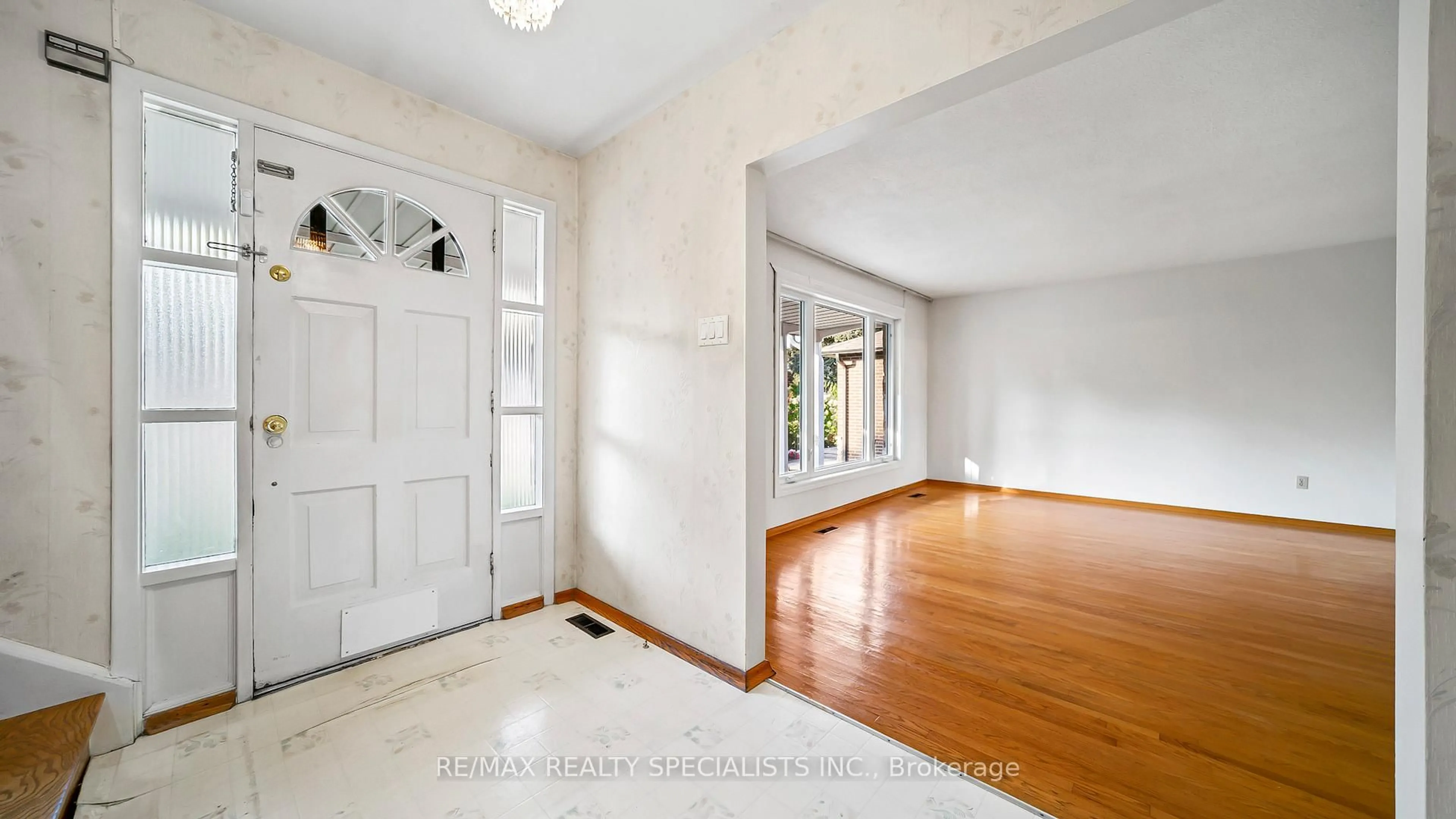 Indoor entryway for 2160 Jenner Crt, Mississauga Ontario L5K 1N2