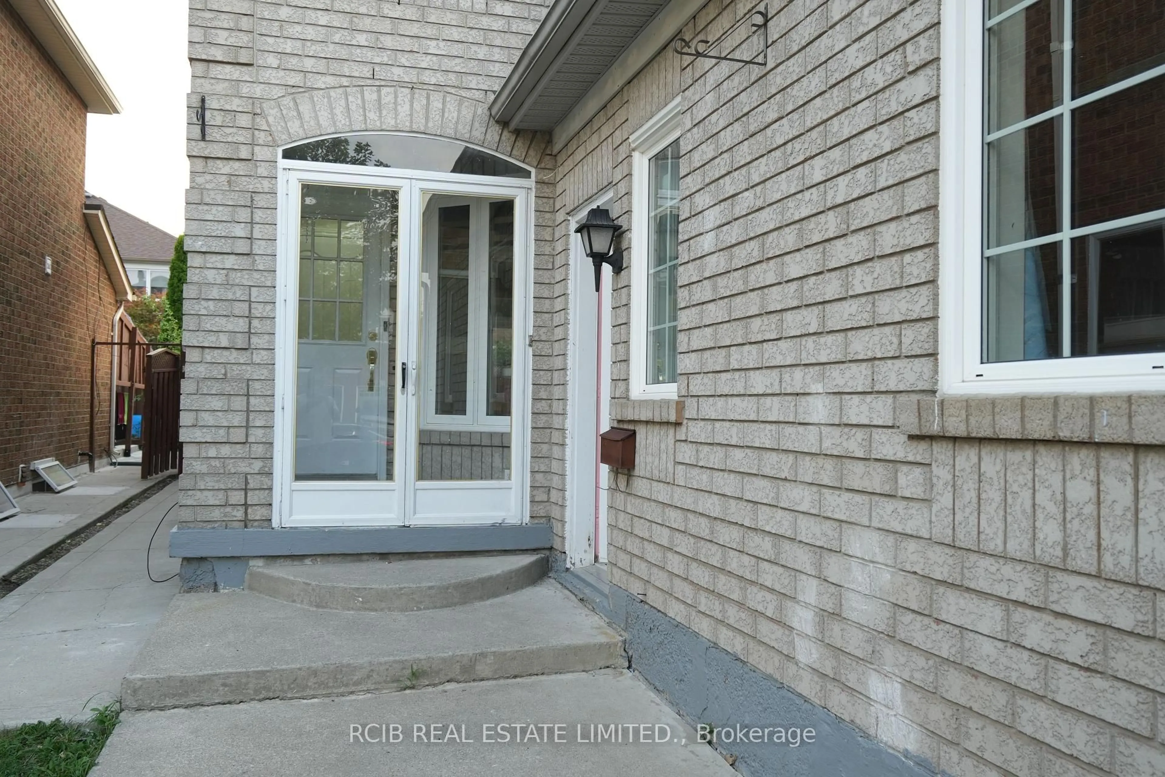 Indoor entryway for 14 Dusty Star Rd, Brampton Ontario L6R 1Y5