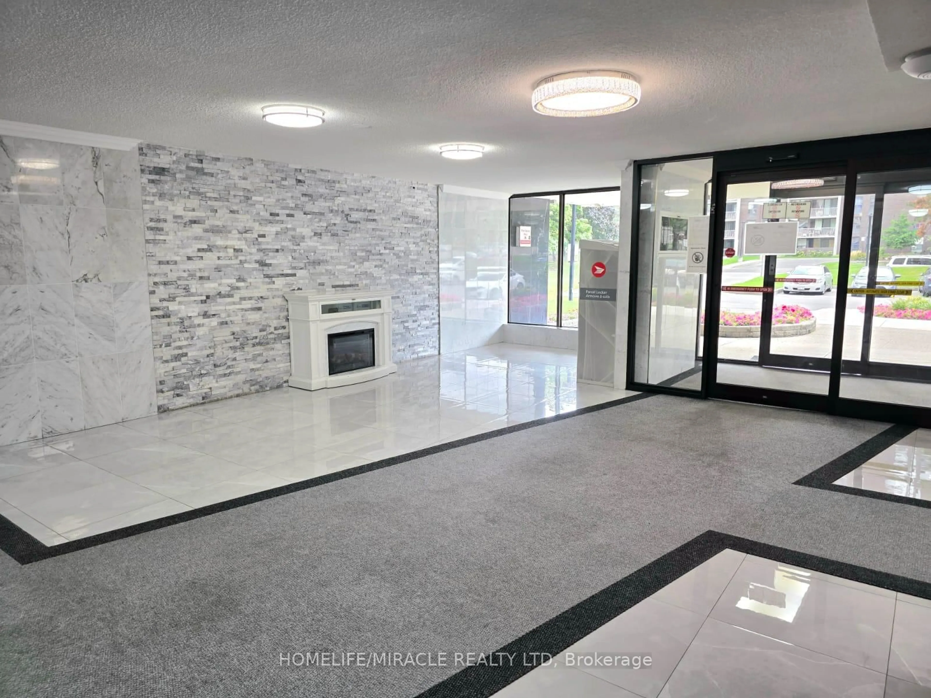 Indoor foyer for 4 King Cross Rd #1106, Brampton Ontario L6T 3X8