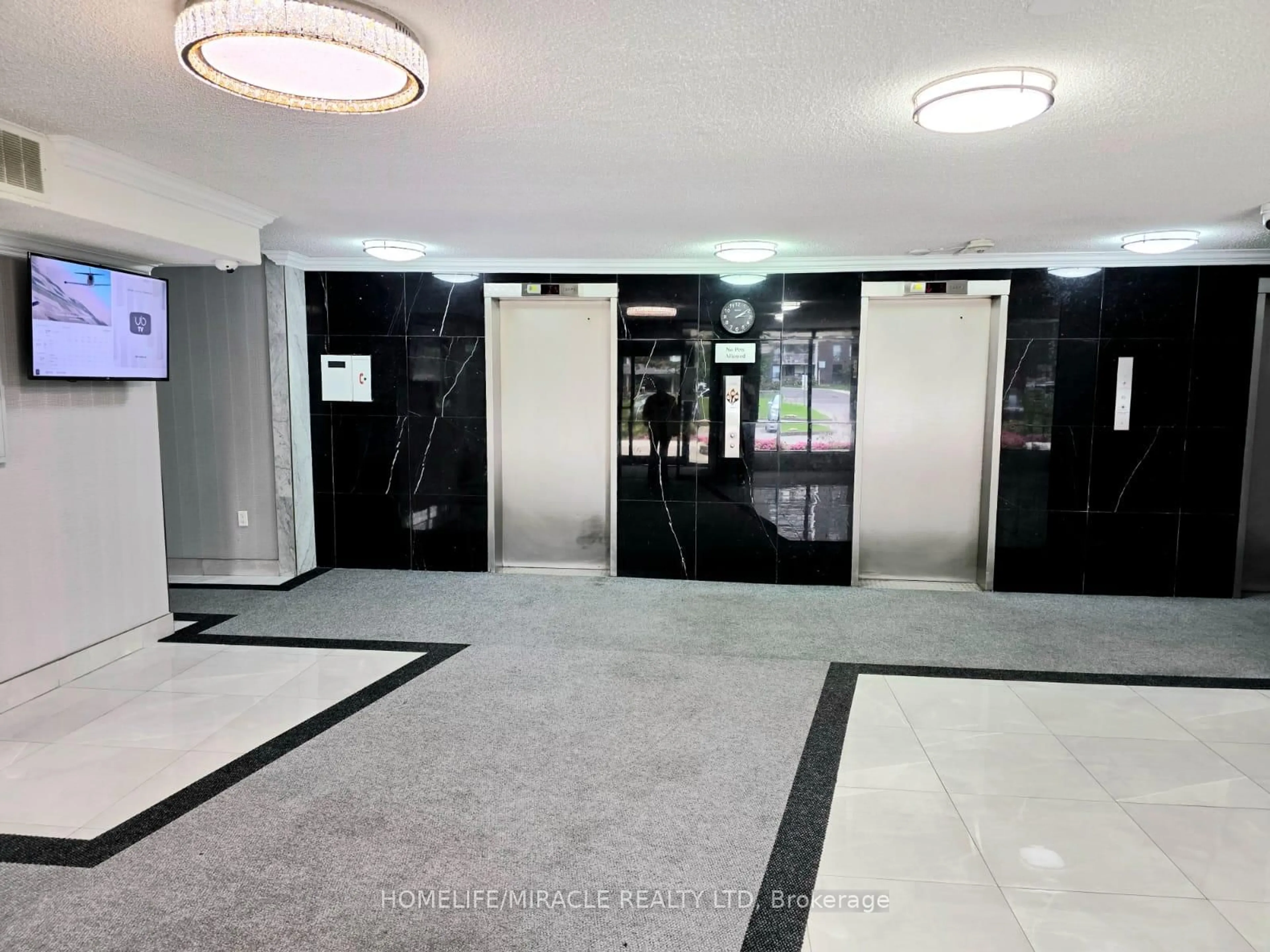 Indoor foyer for 4 King Cross Rd #1106, Brampton Ontario L6T 3X8